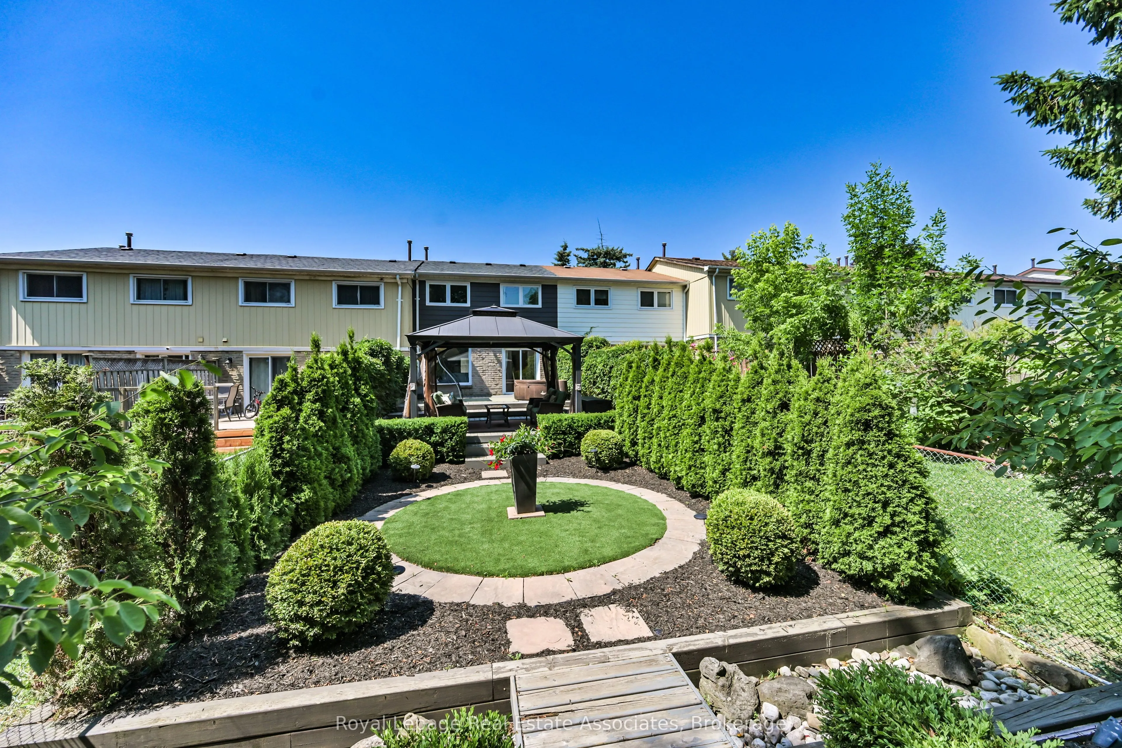 252 Royal Salisbury Way