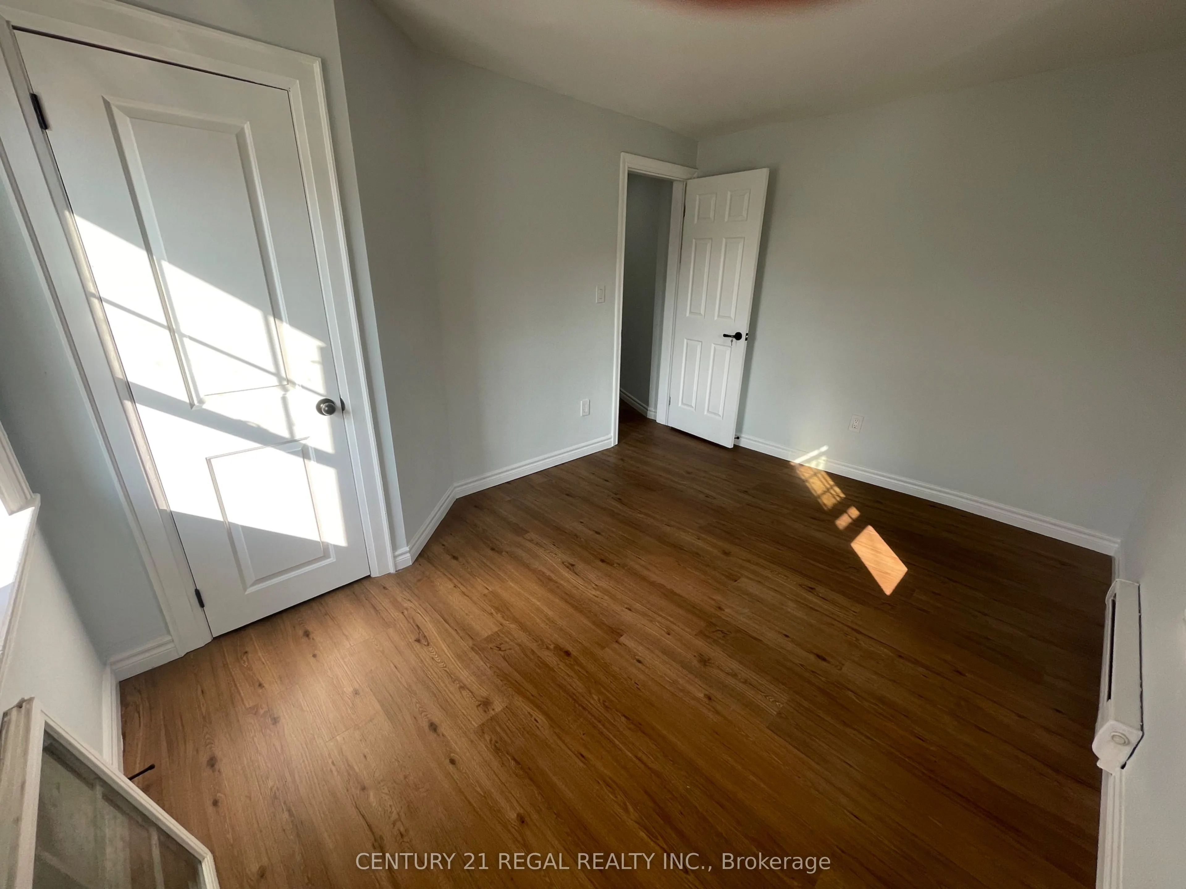 215 B Queen Street S