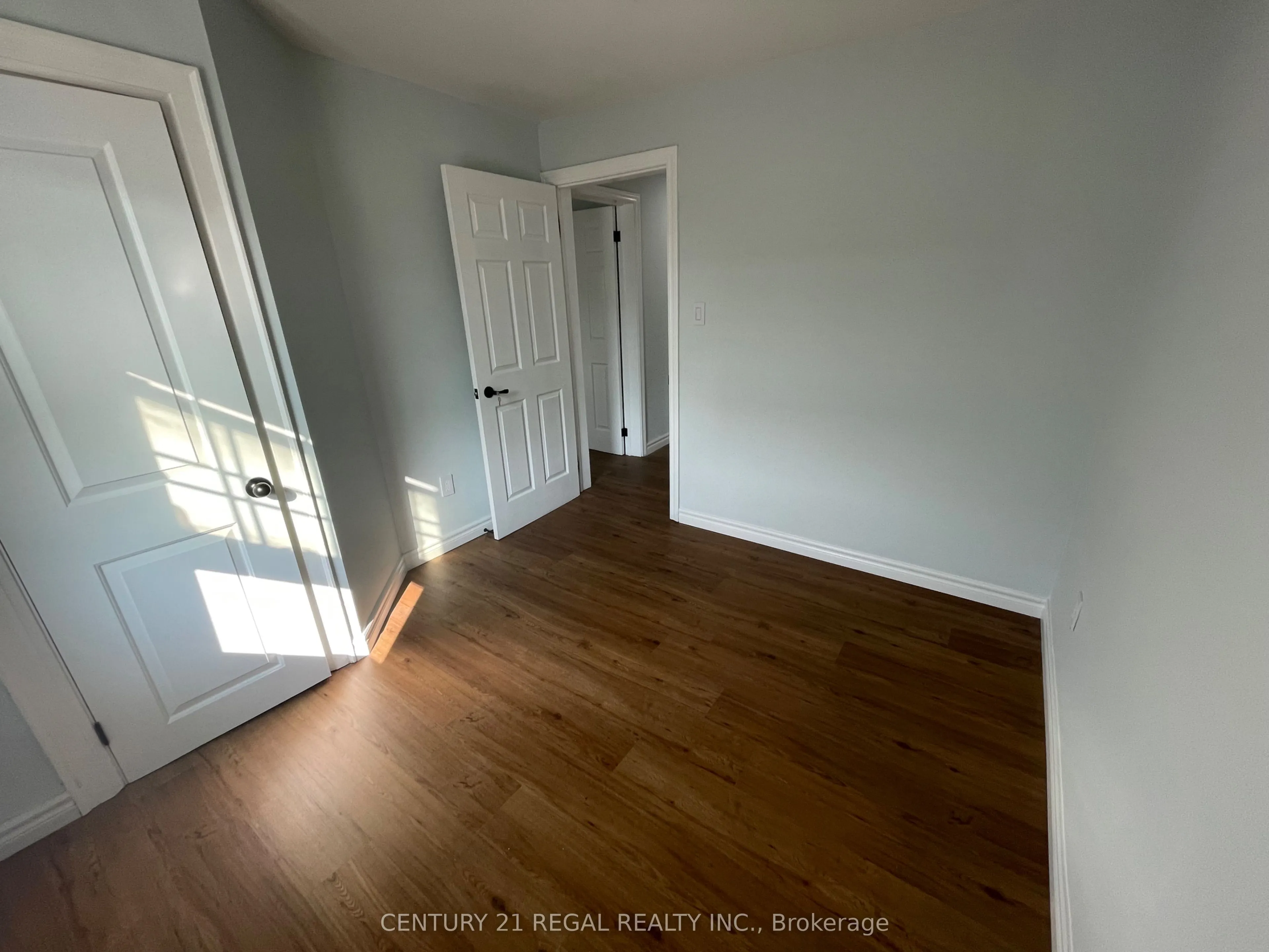 215 B Queen Street S