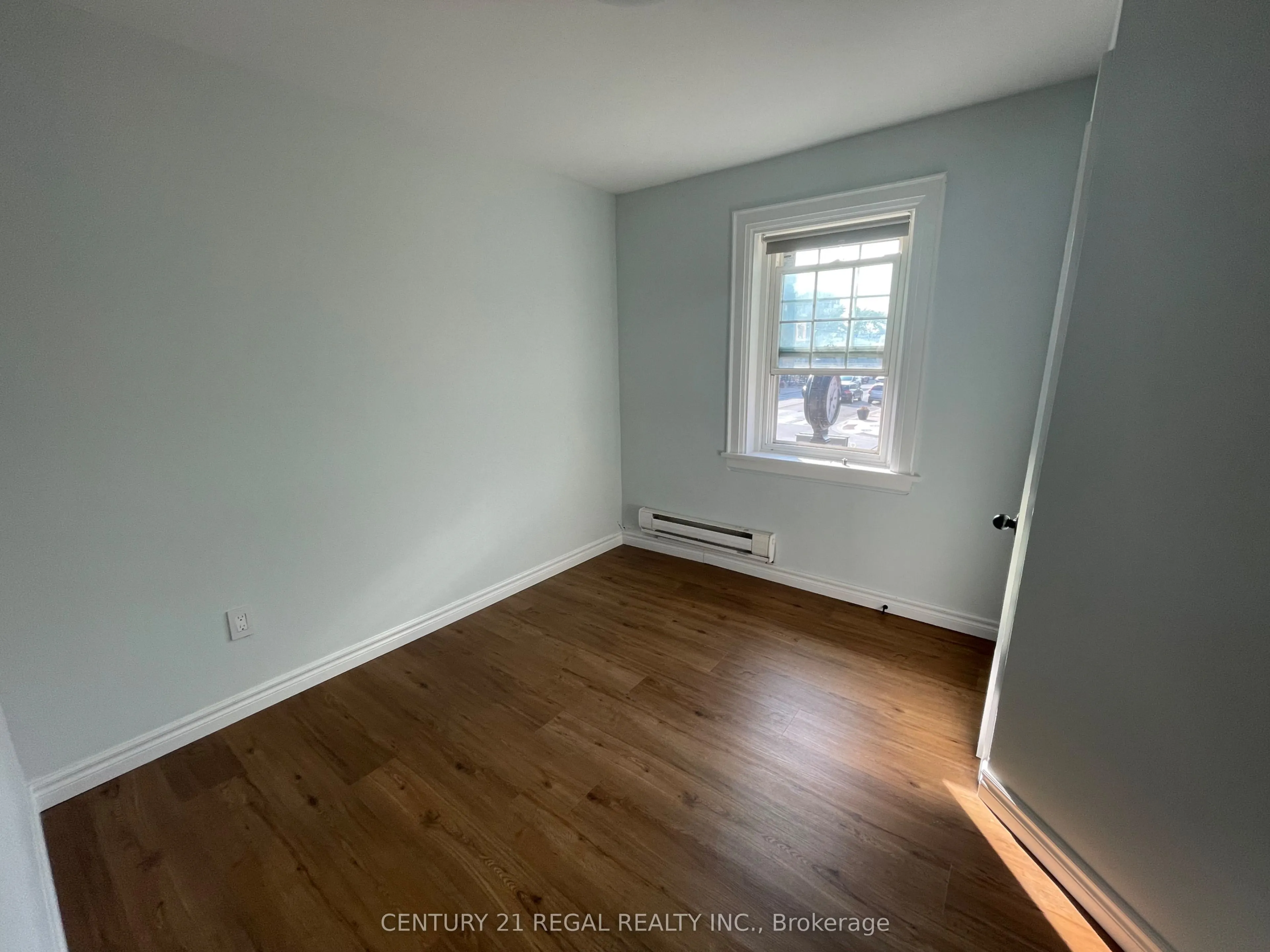 215 B Queen Street S