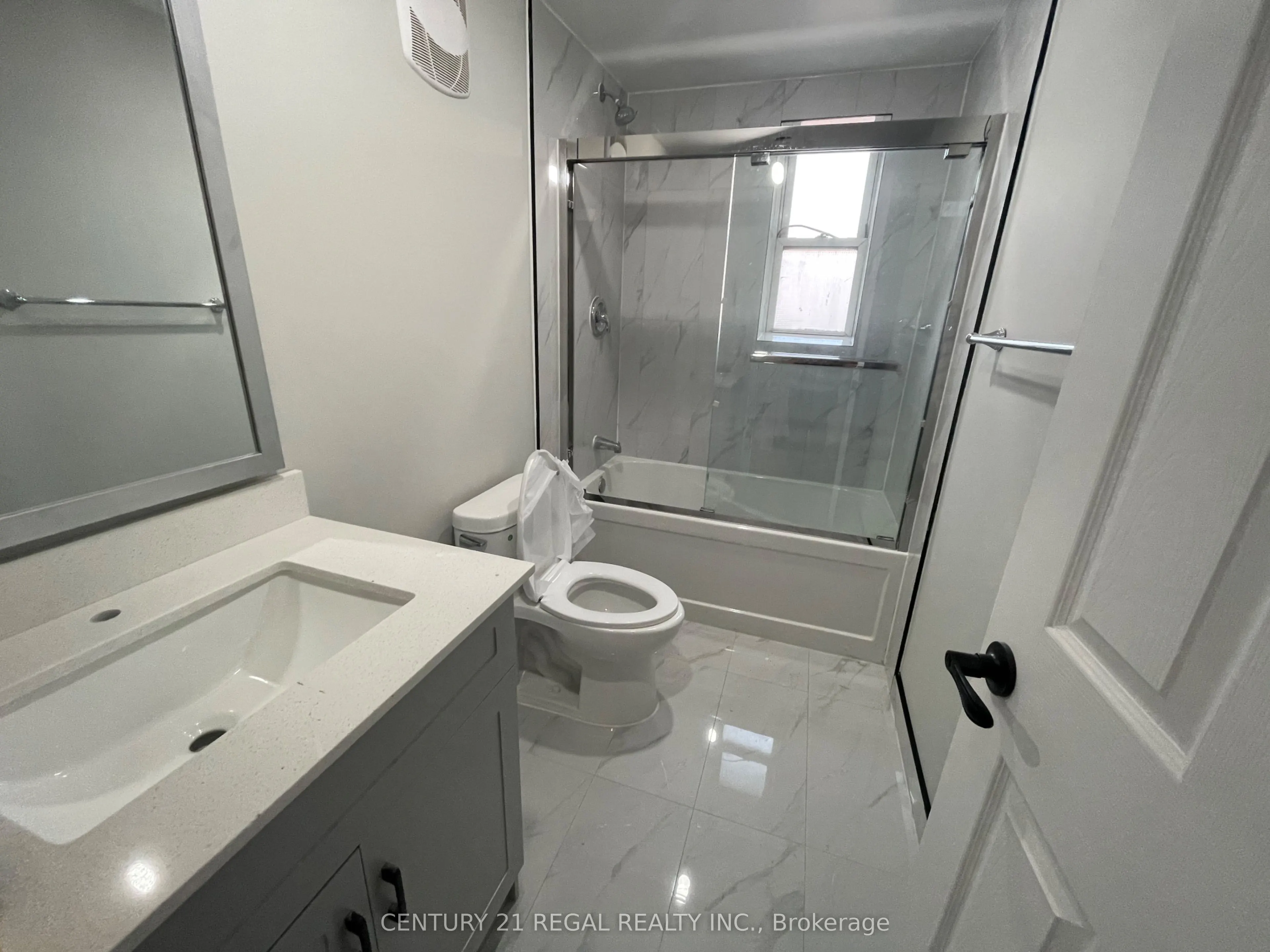 215 B Queen Street S