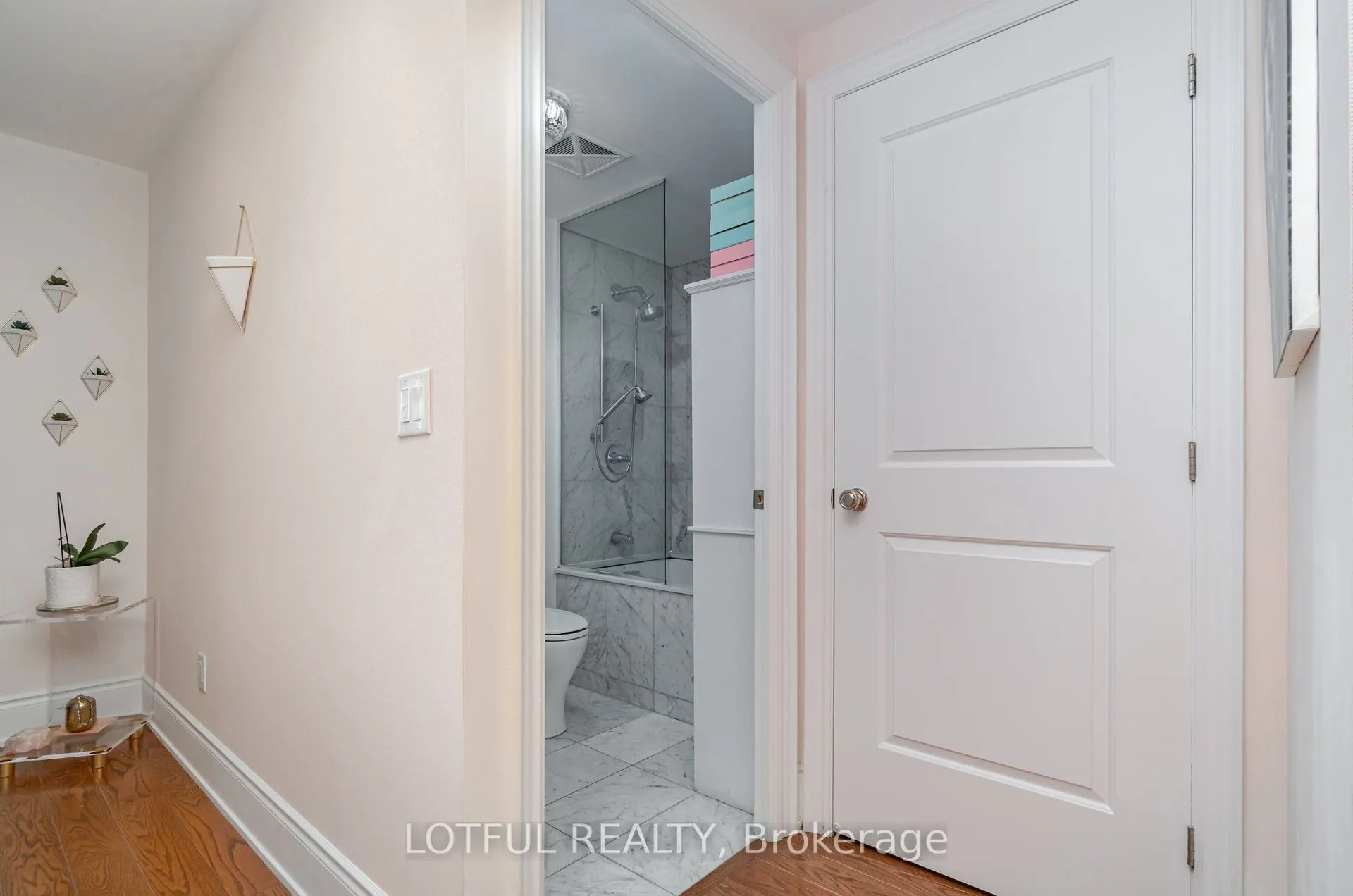 3500 Lakeshore Road W, #711