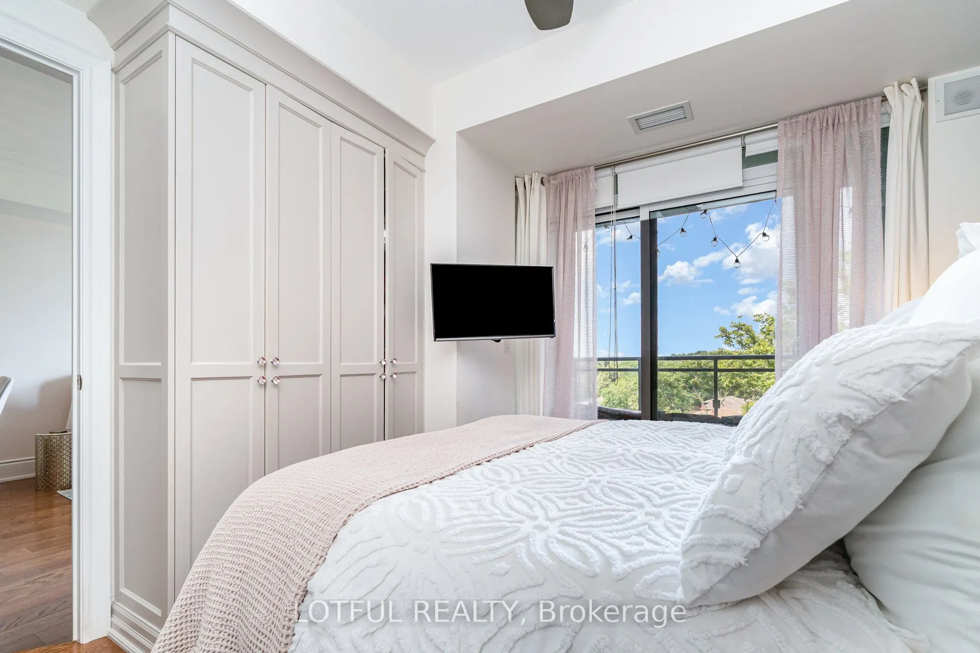 3500 Lakeshore Road W, #711