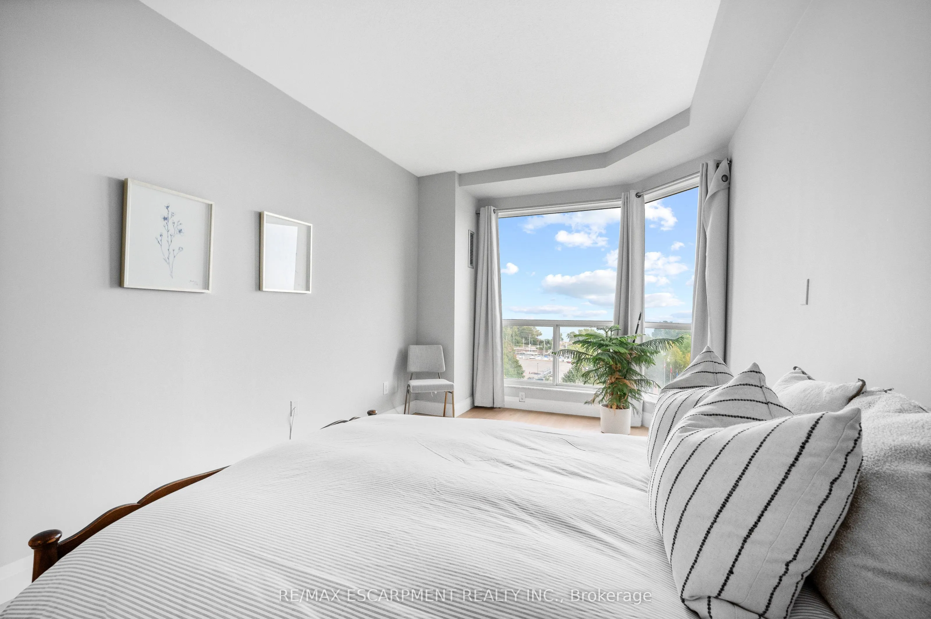 2511 Lakeshore Road W, #805