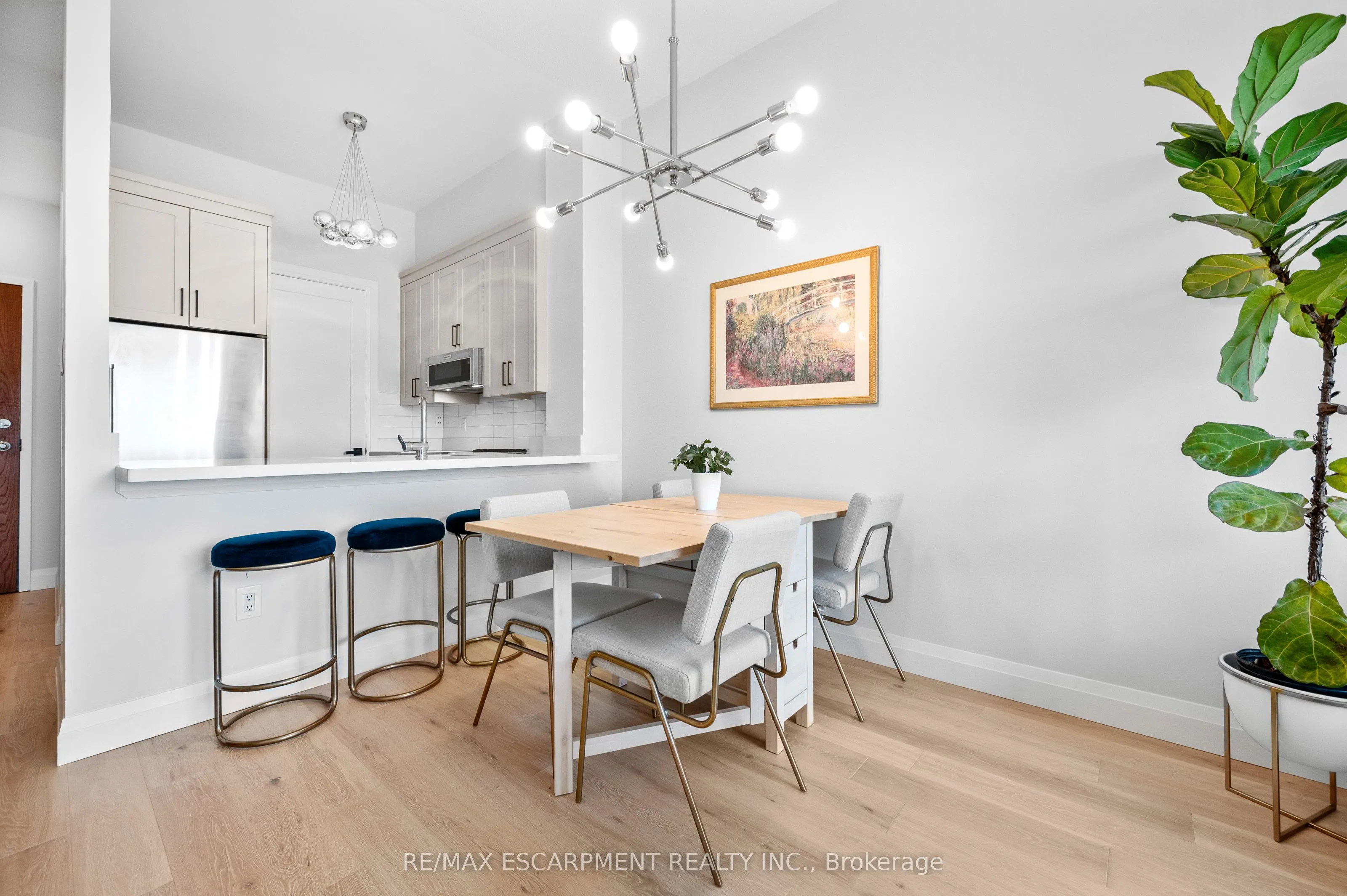 2511 Lakeshore Road W, #805