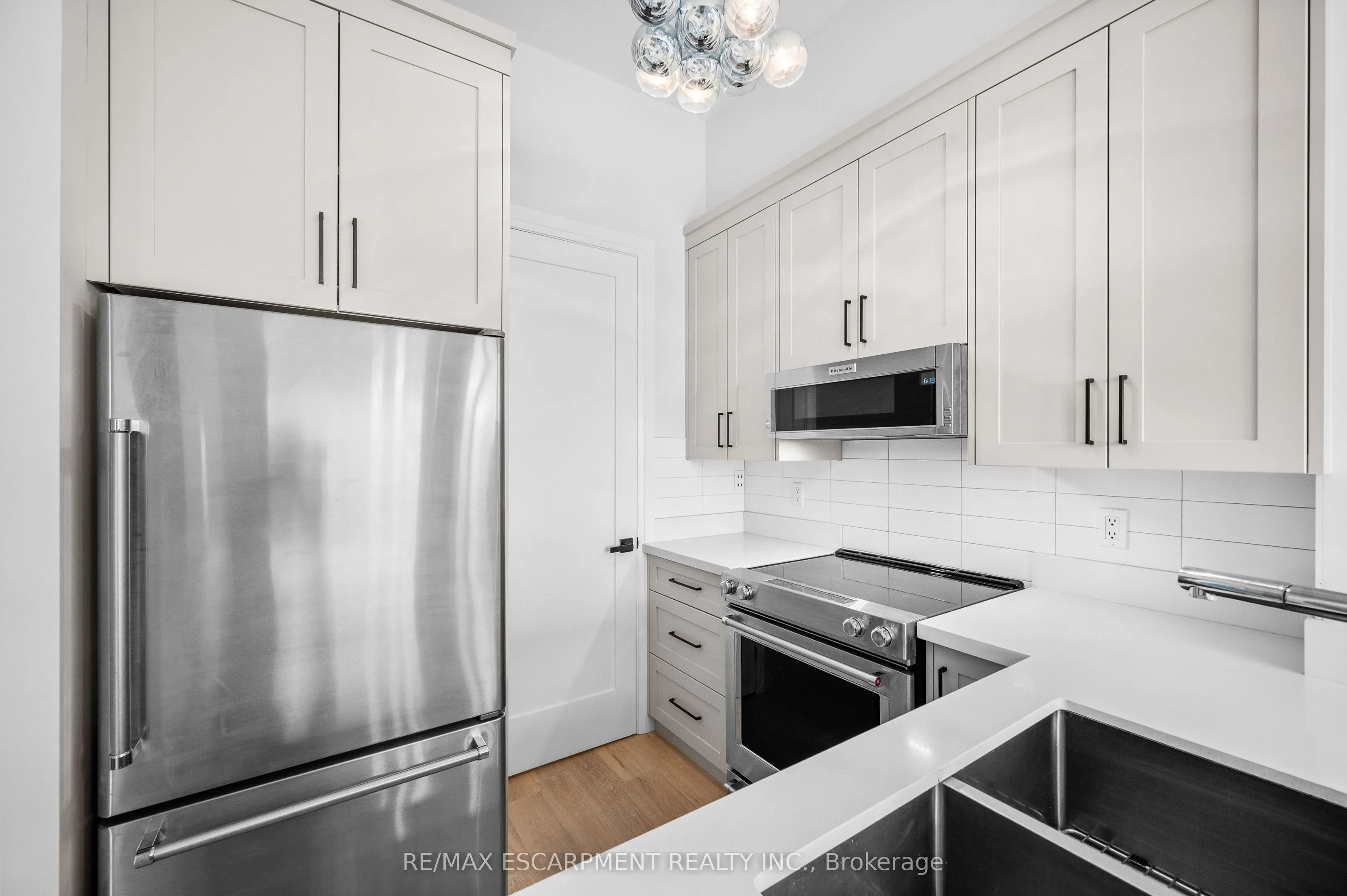 2511 Lakeshore Road W, #805