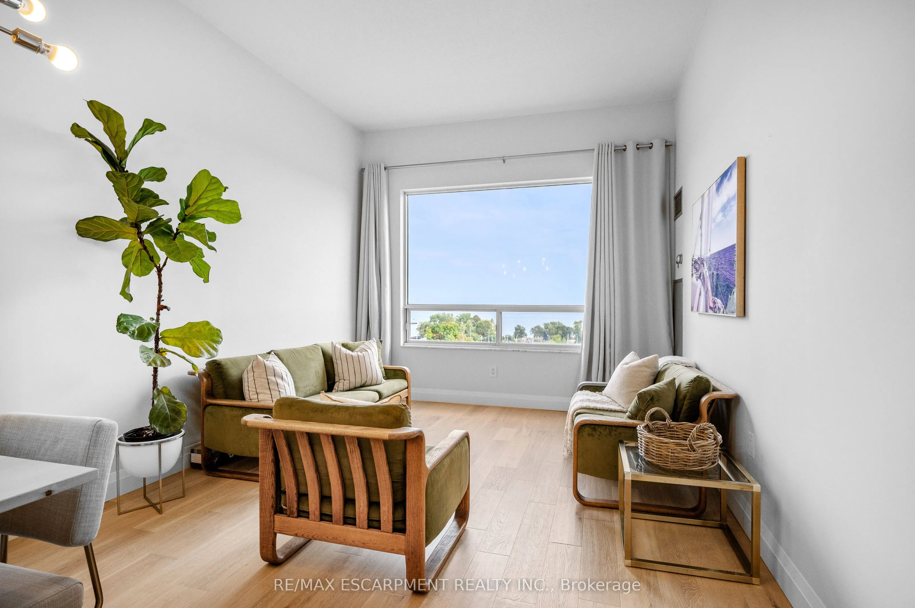 2511 Lakeshore Road W, #805