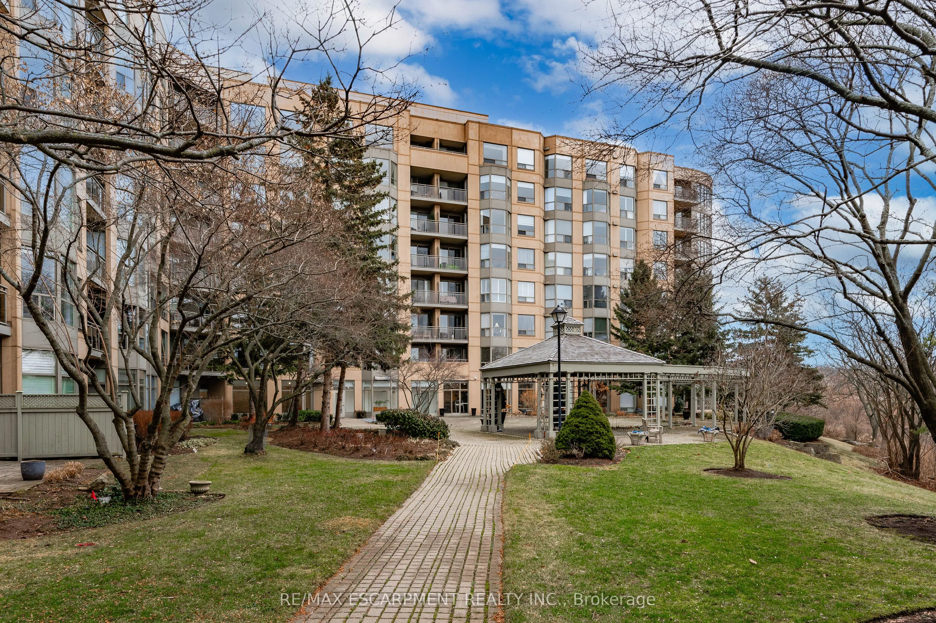2511 Lakeshore Road W, #805