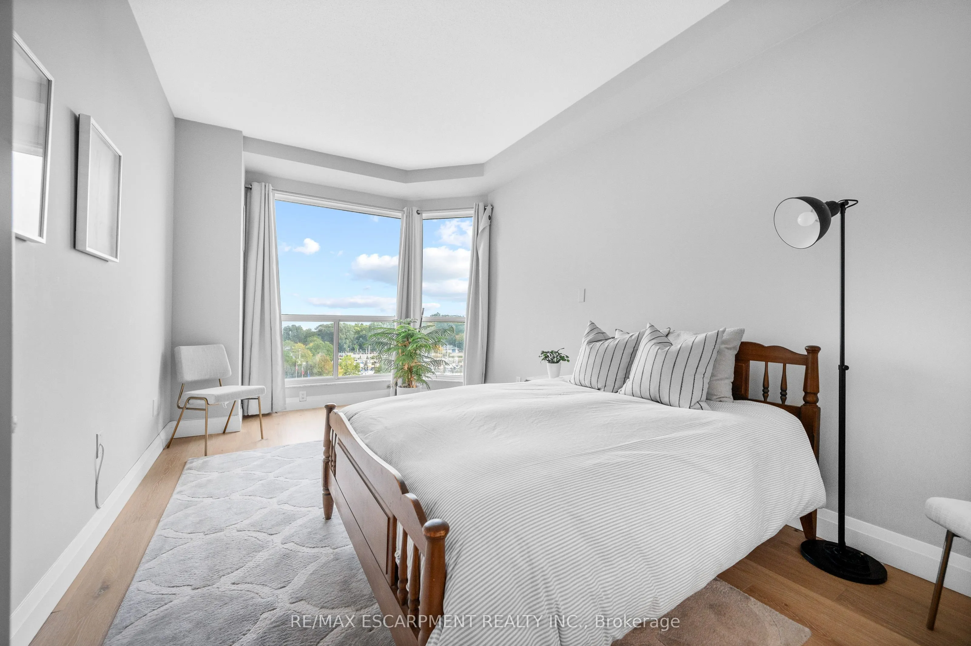 2511 Lakeshore Road W, #805