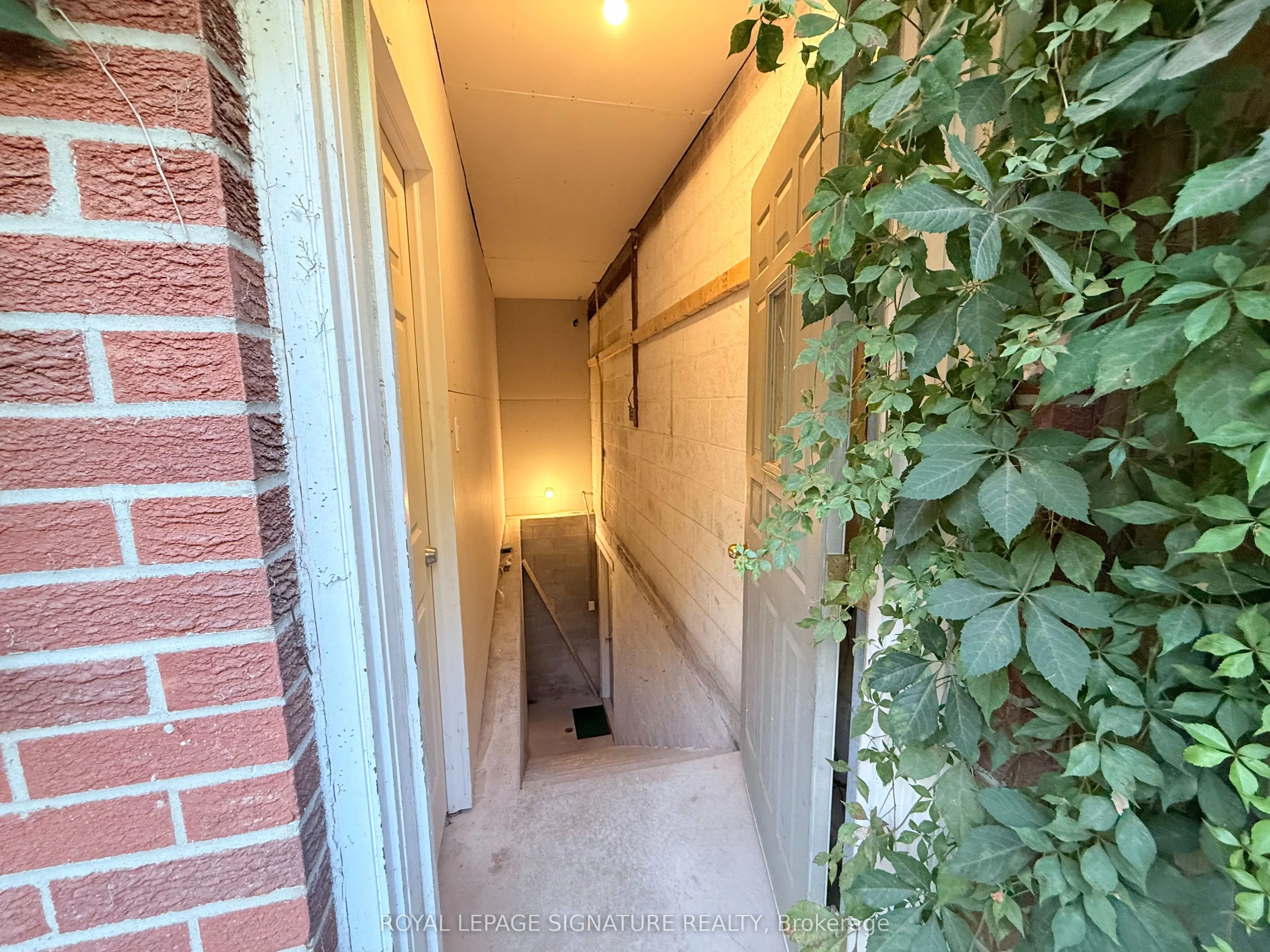 38 Burnhamthorpe Road W, #Lower