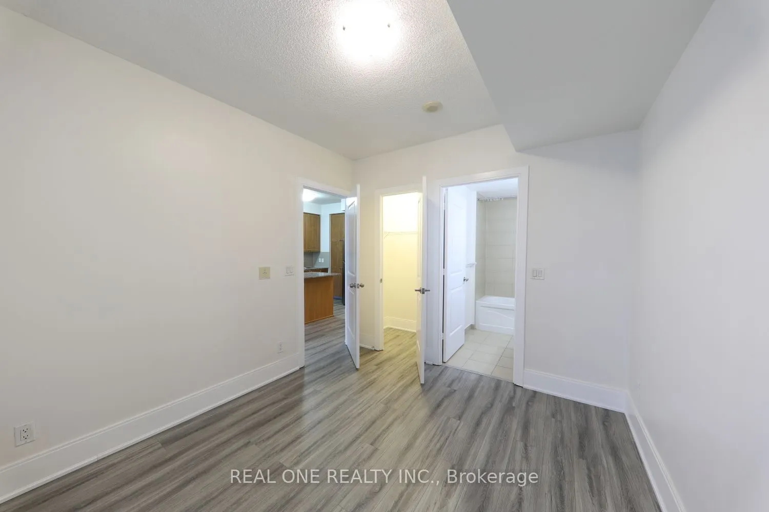 330 Burnhamthorpe Road W, #2708