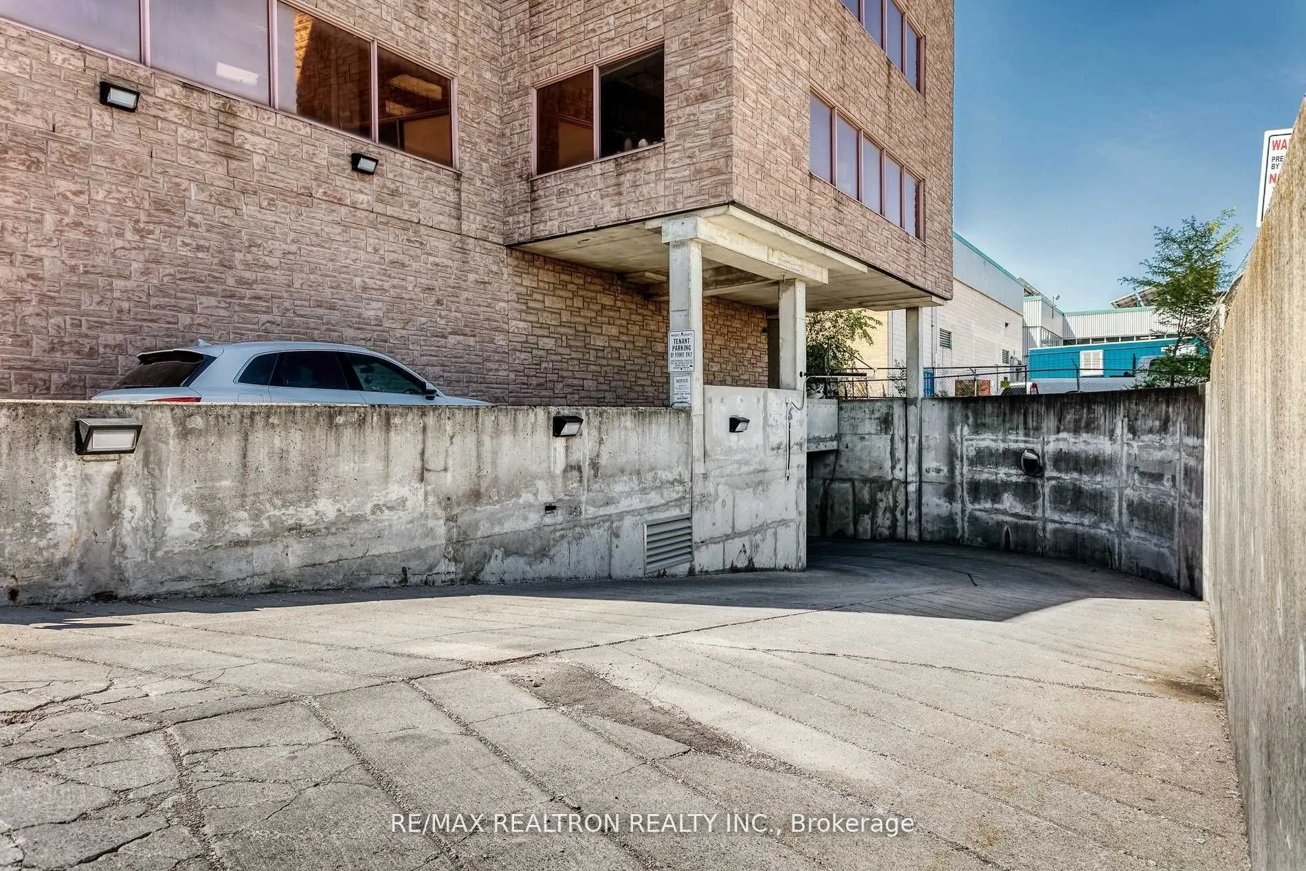 1018 Finch Avenue W