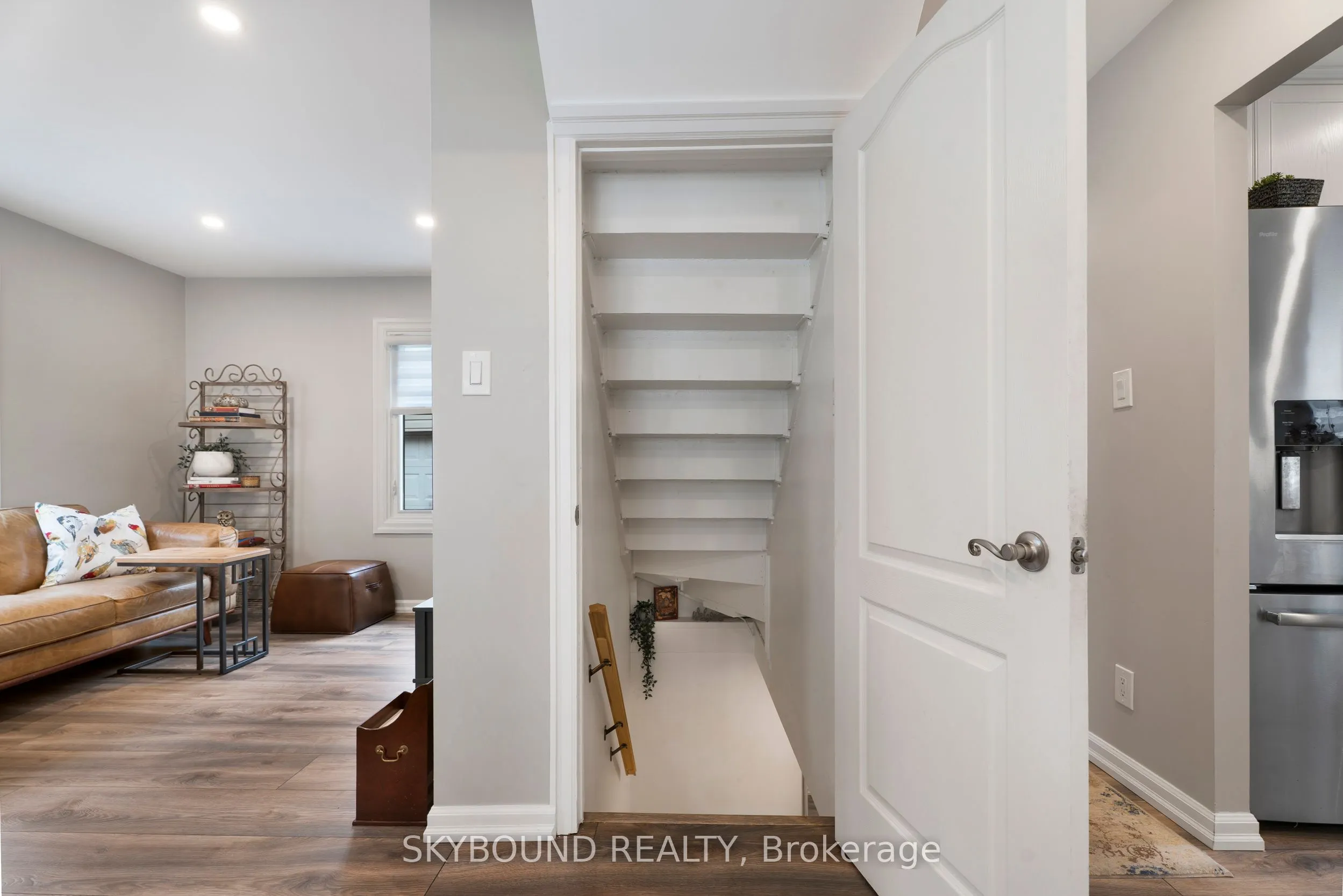 790 The Queensway