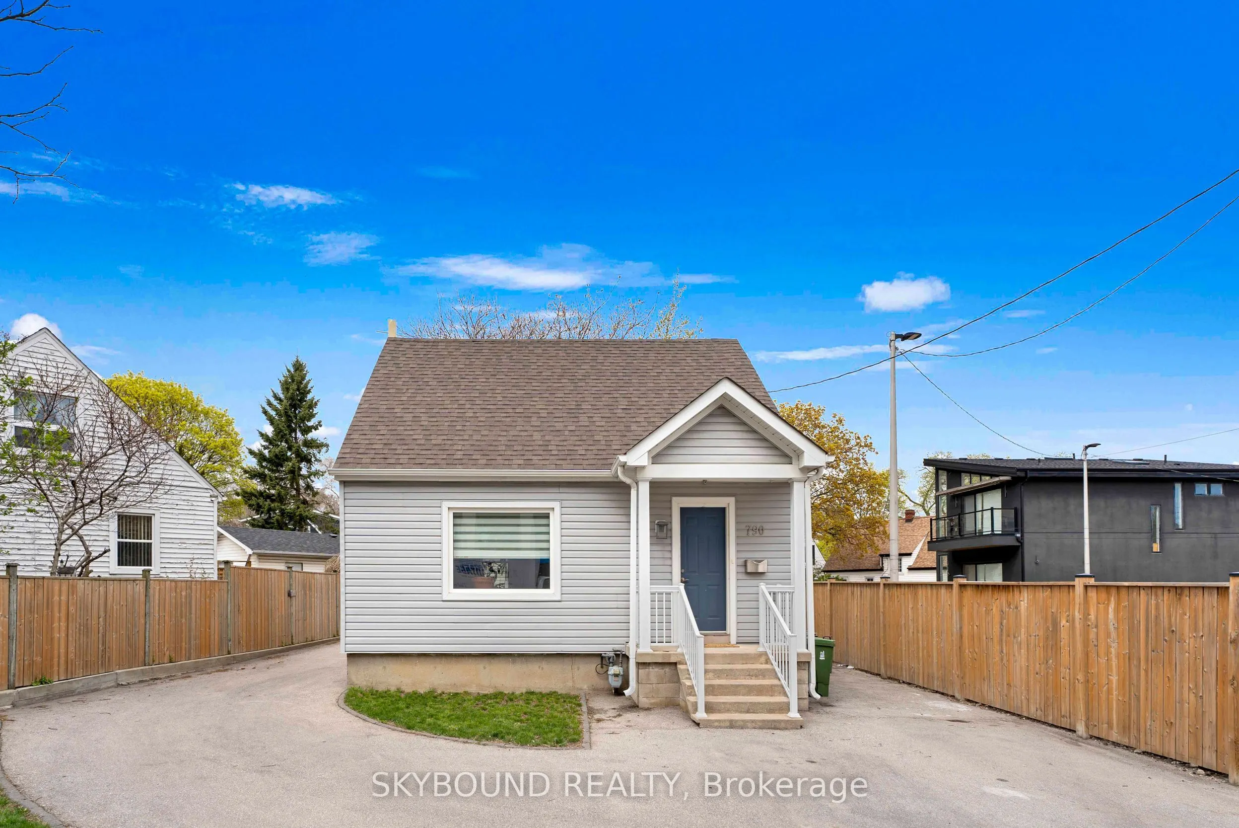 790 The Queensway