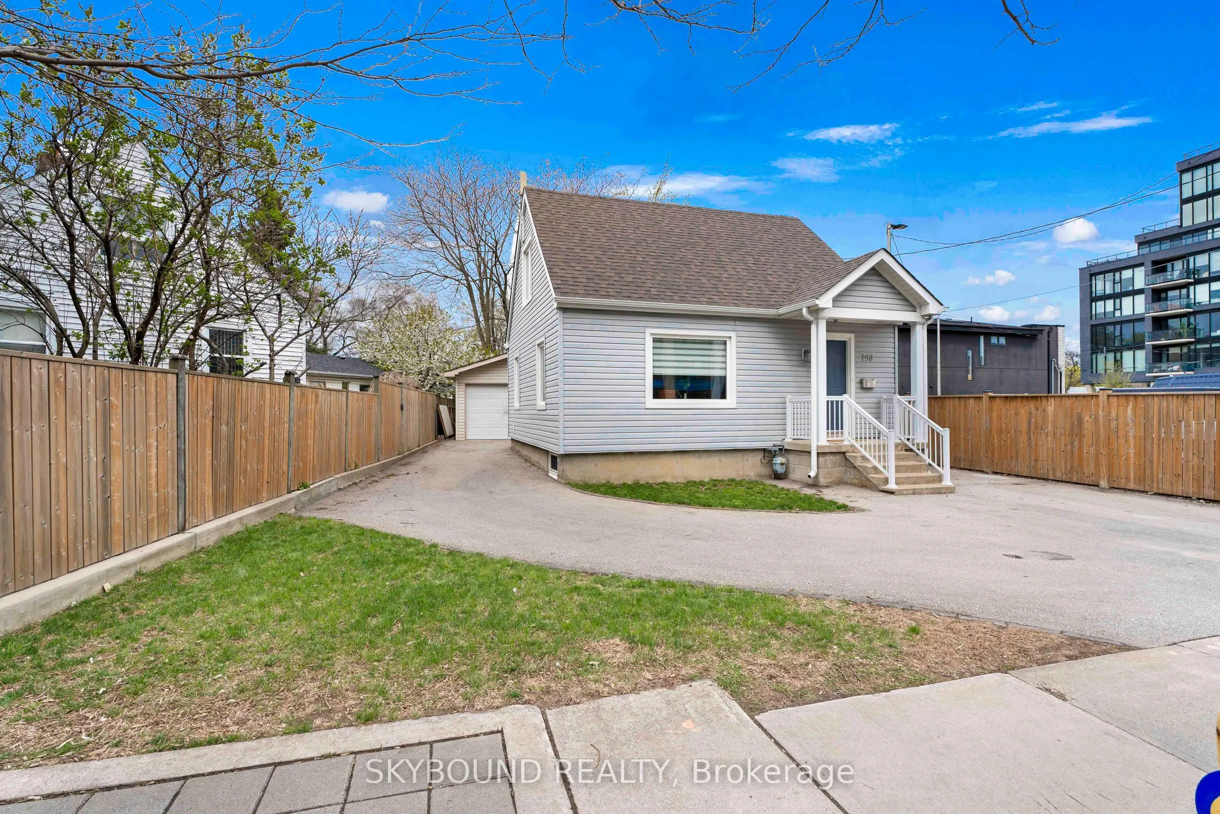 790 The Queensway
