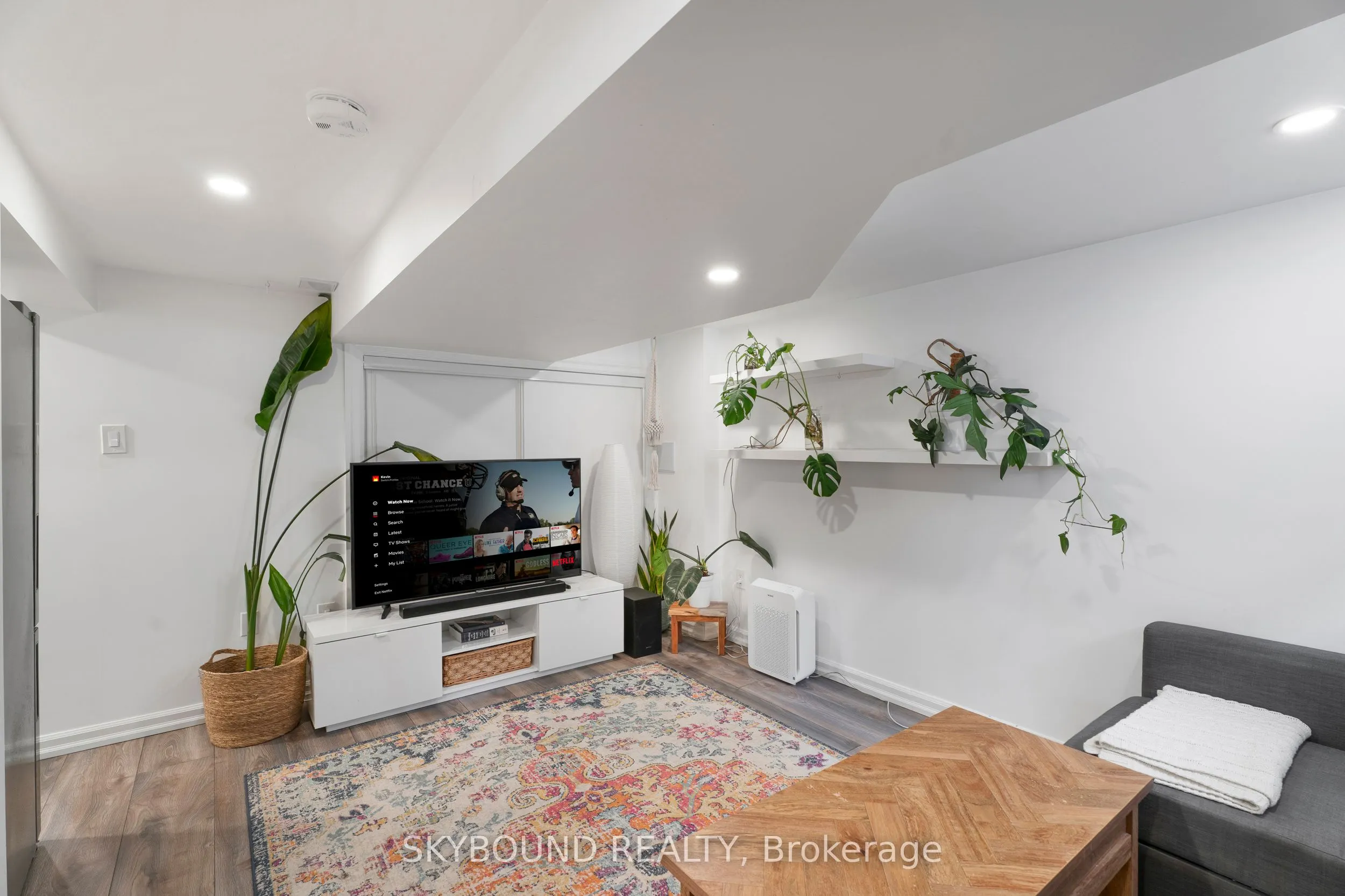 790 The Queensway