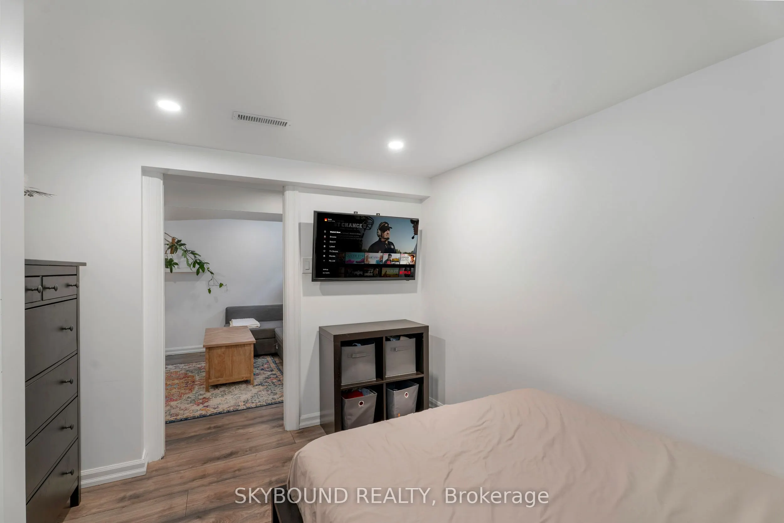 790 The Queensway