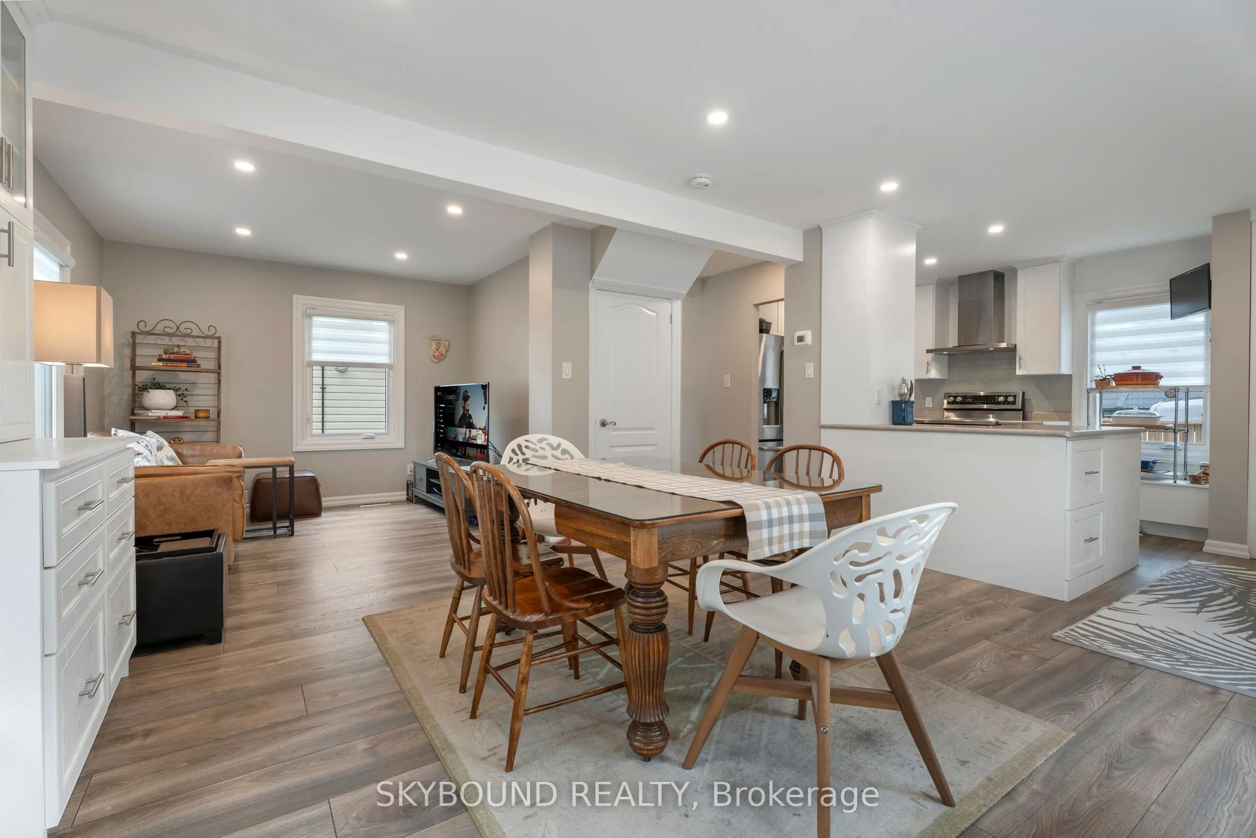 790 The Queensway