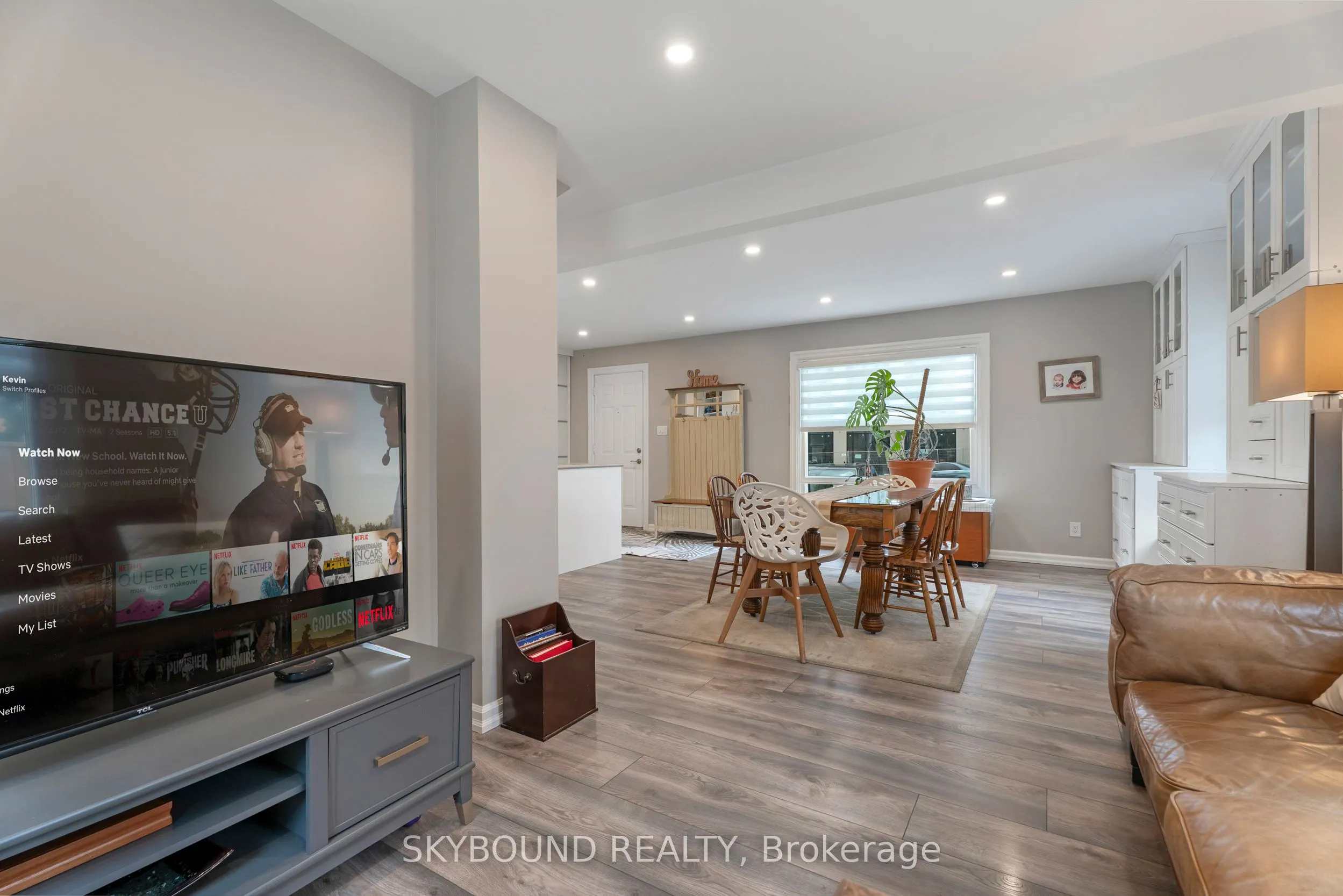 790 The Queensway