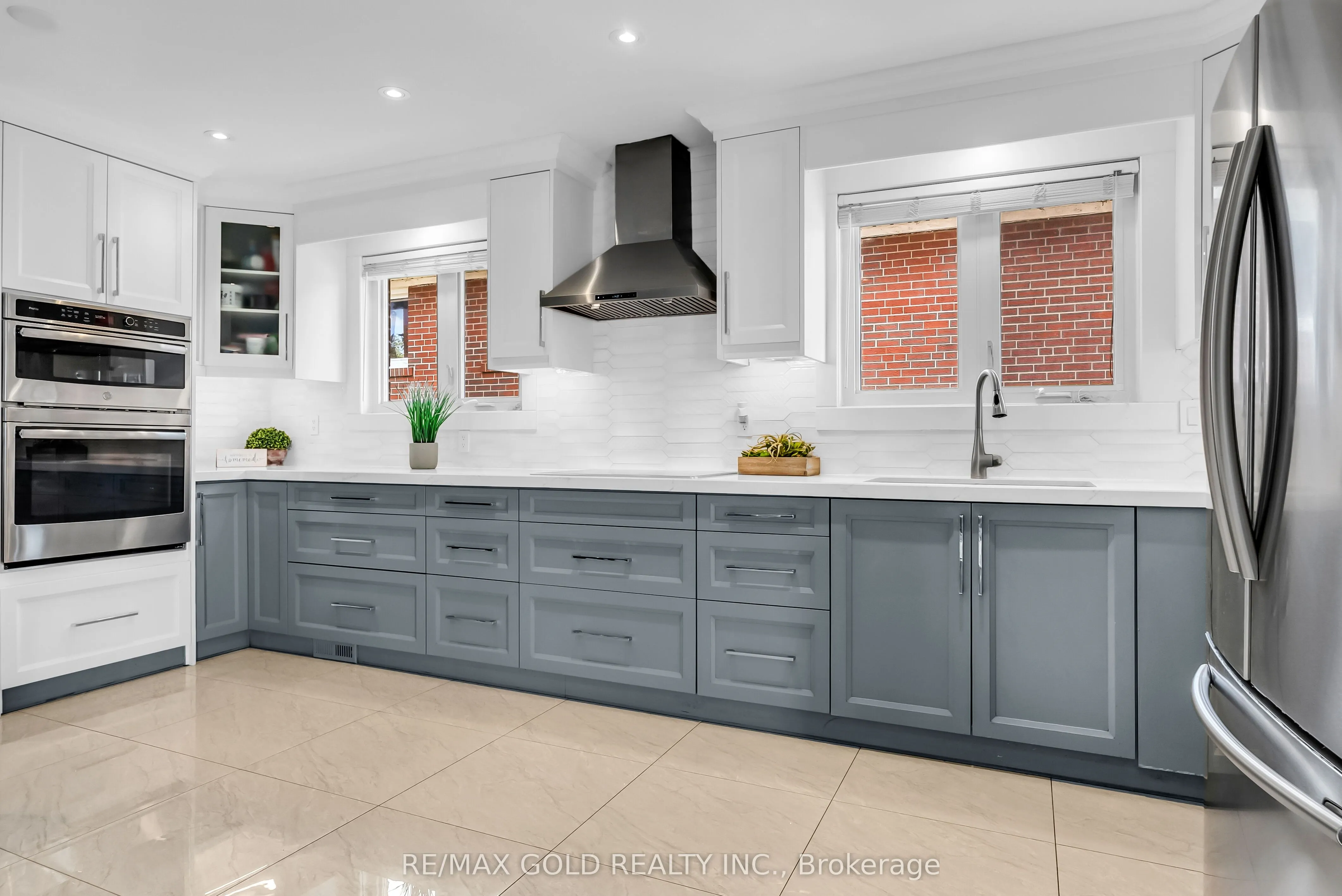 52 Paradelle Crescent