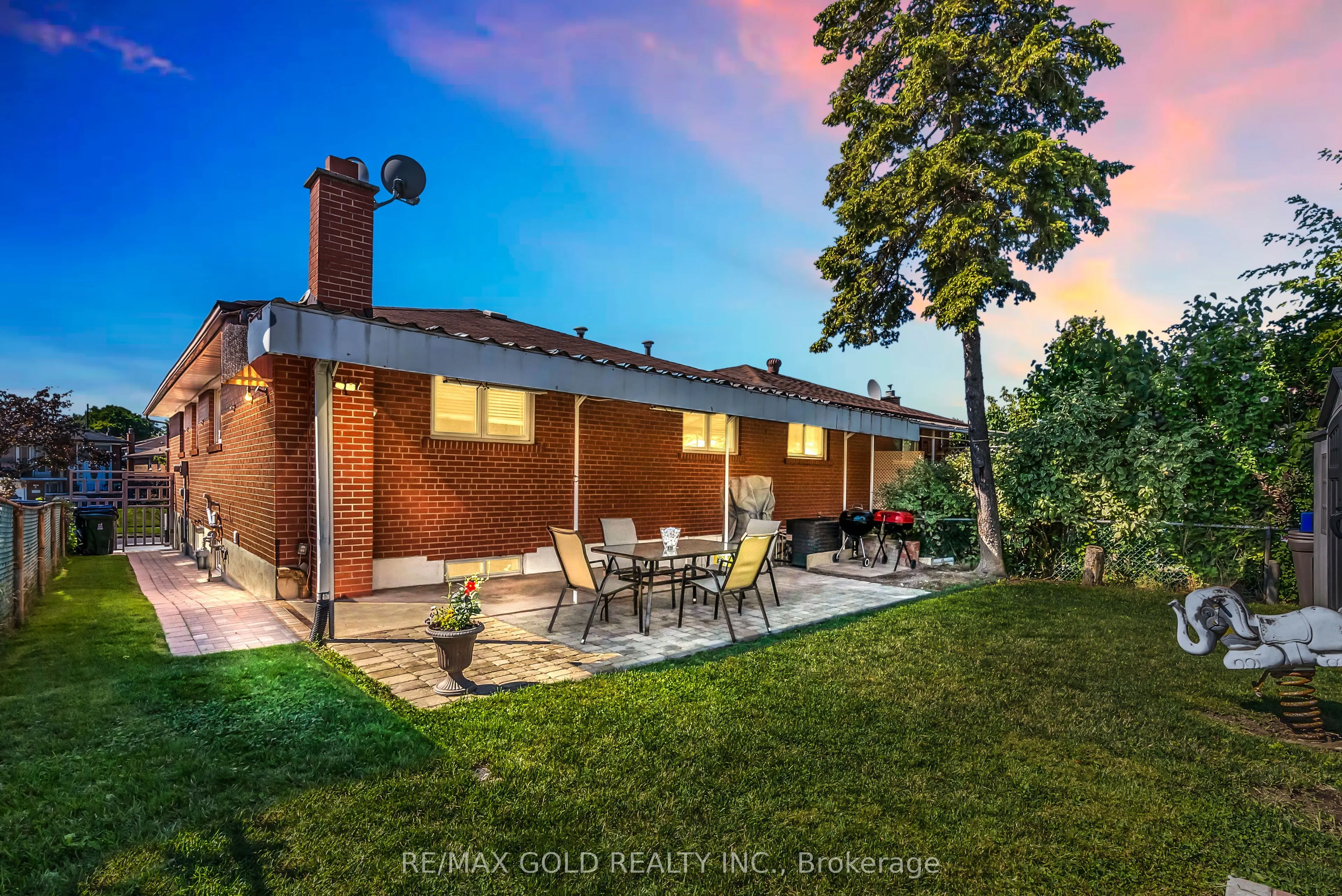 52 Paradelle Crescent
