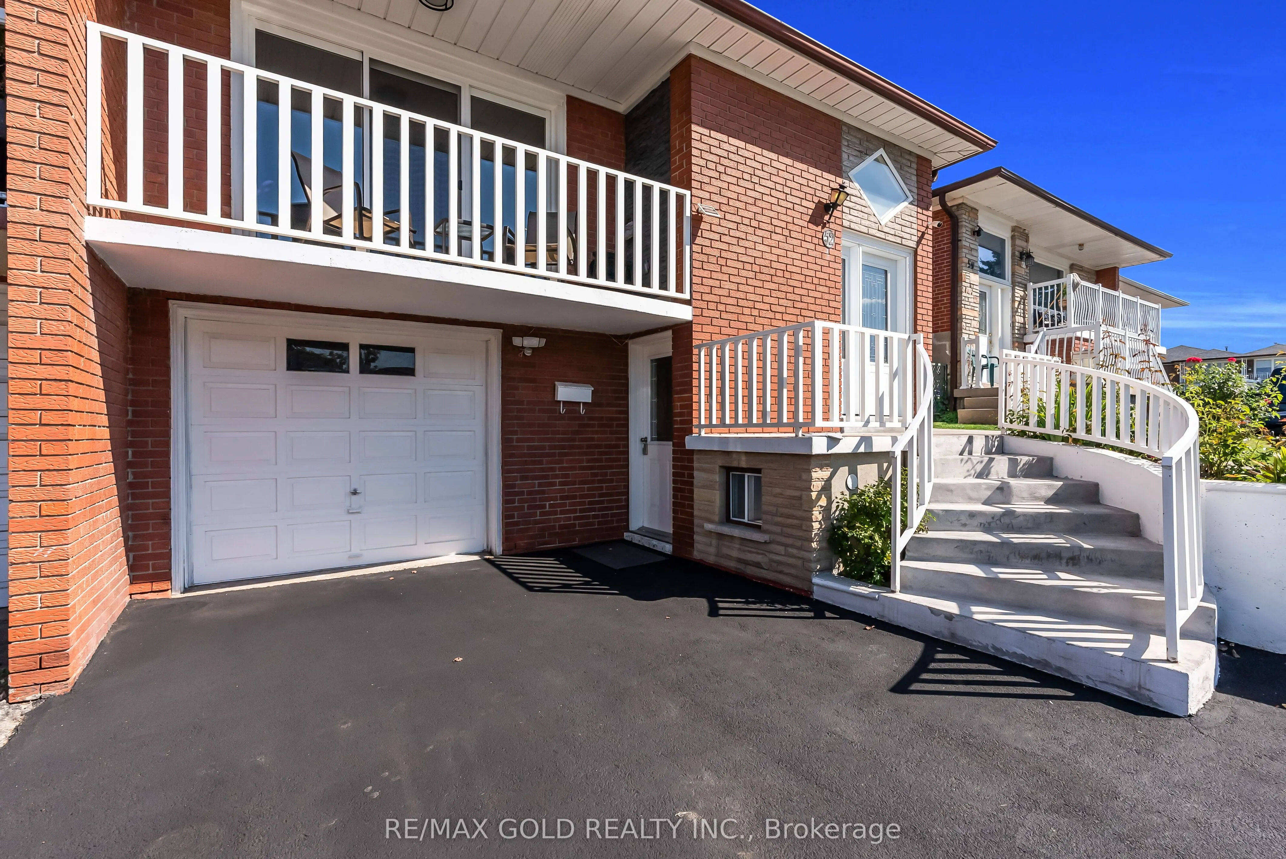 52 Paradelle Crescent