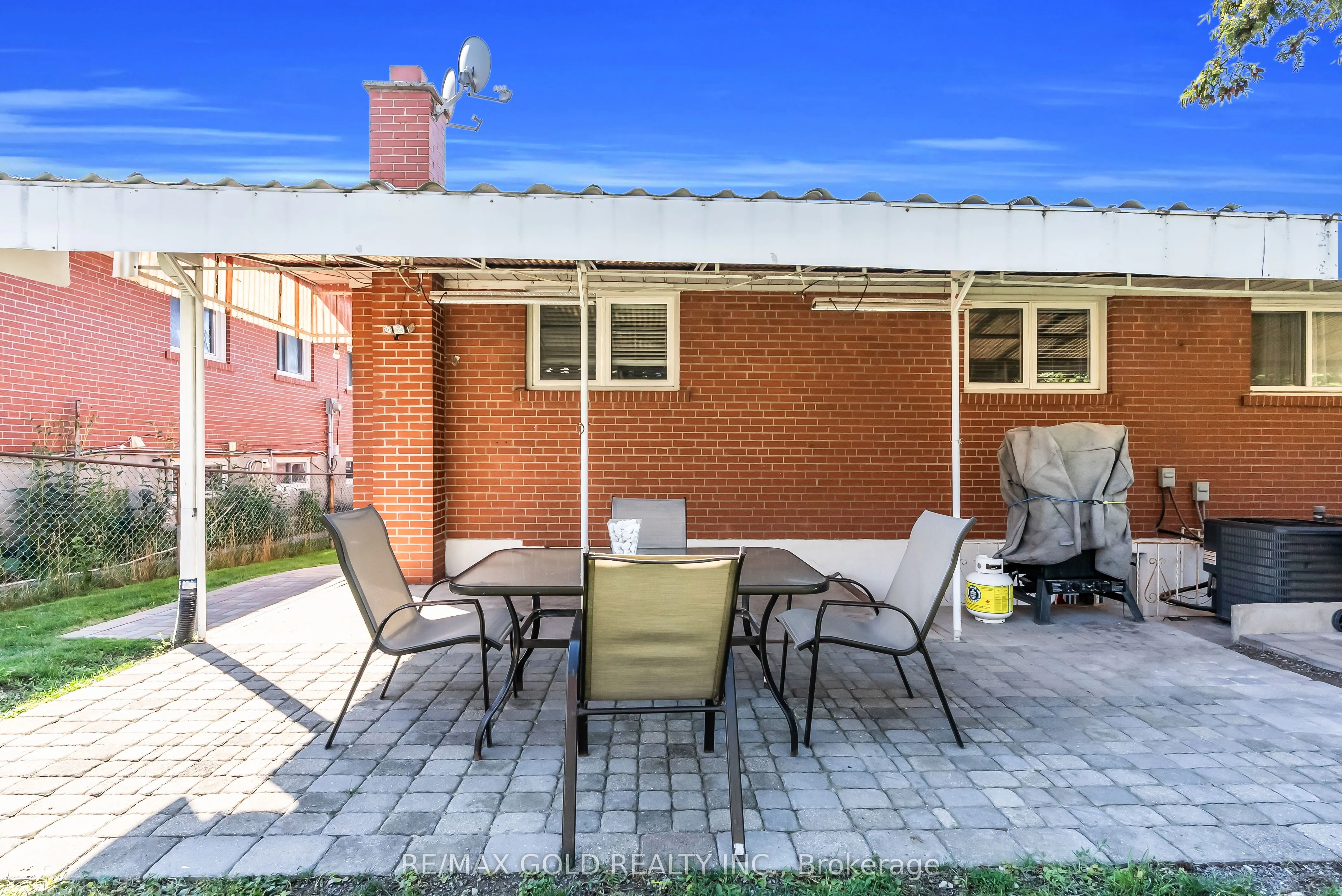 52 Paradelle Crescent