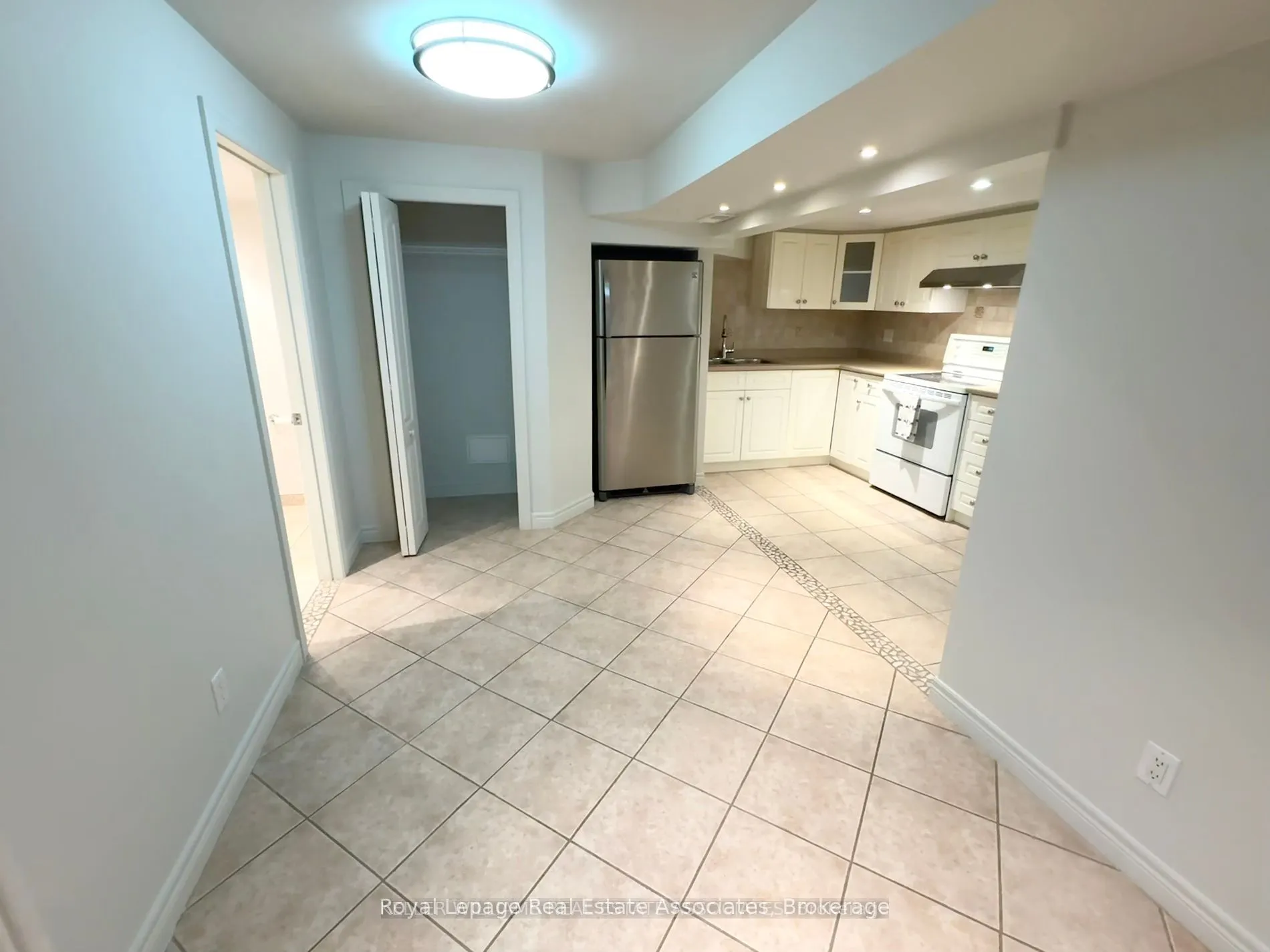 282 Oxbow Crescent, #Lower