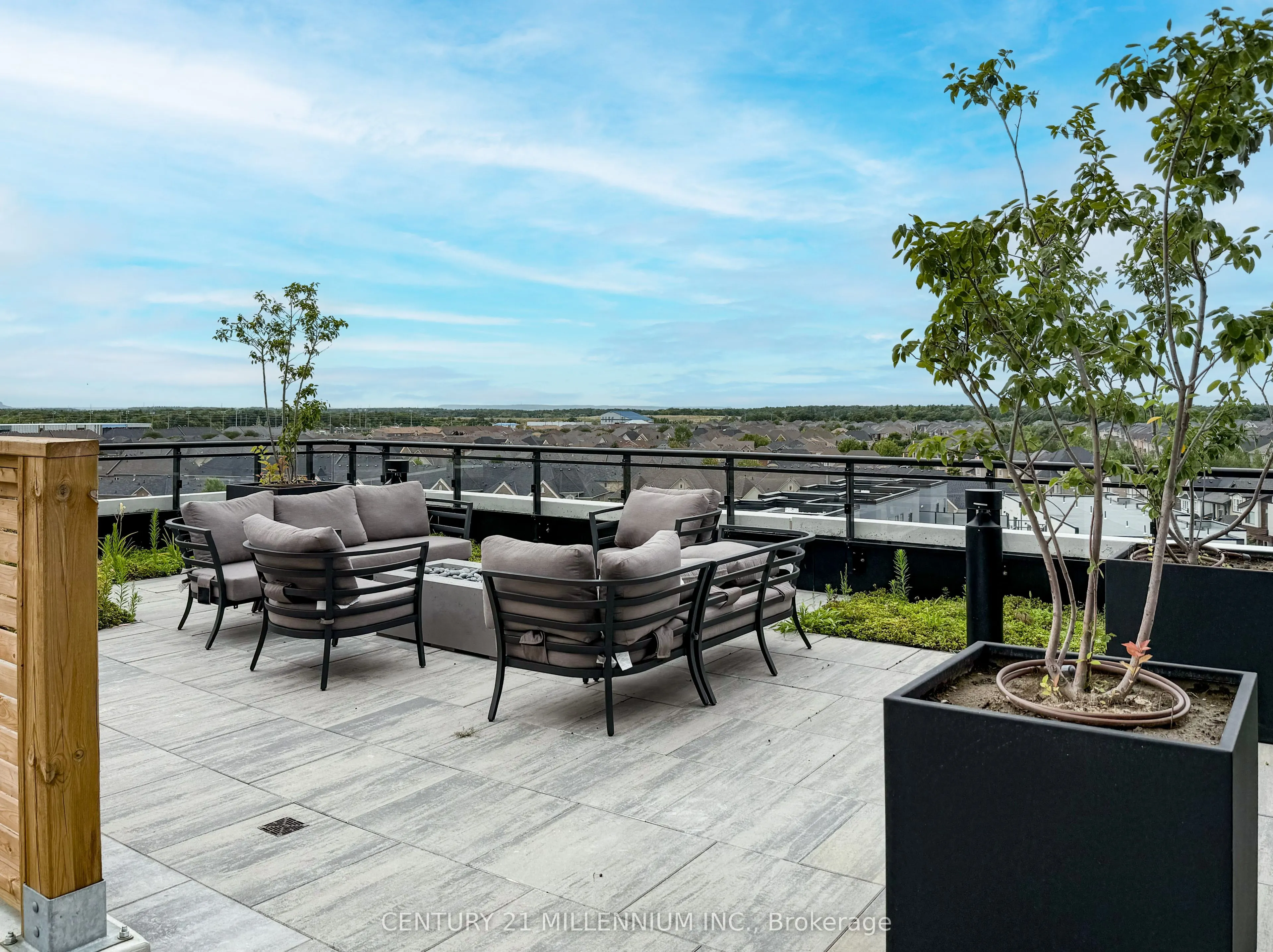 405 Dundas Street W, #715