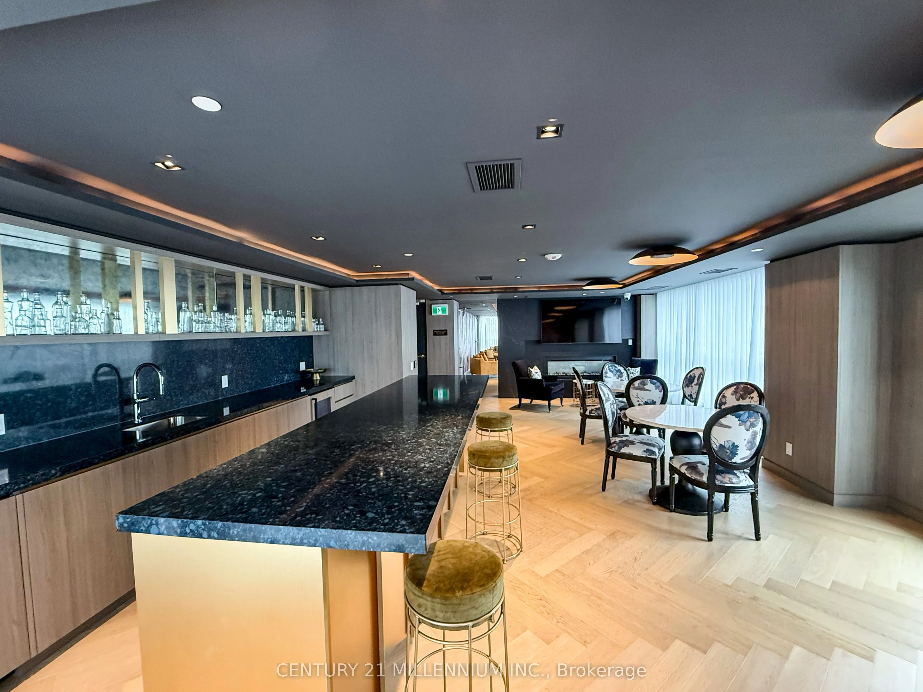 405 Dundas Street W, #715