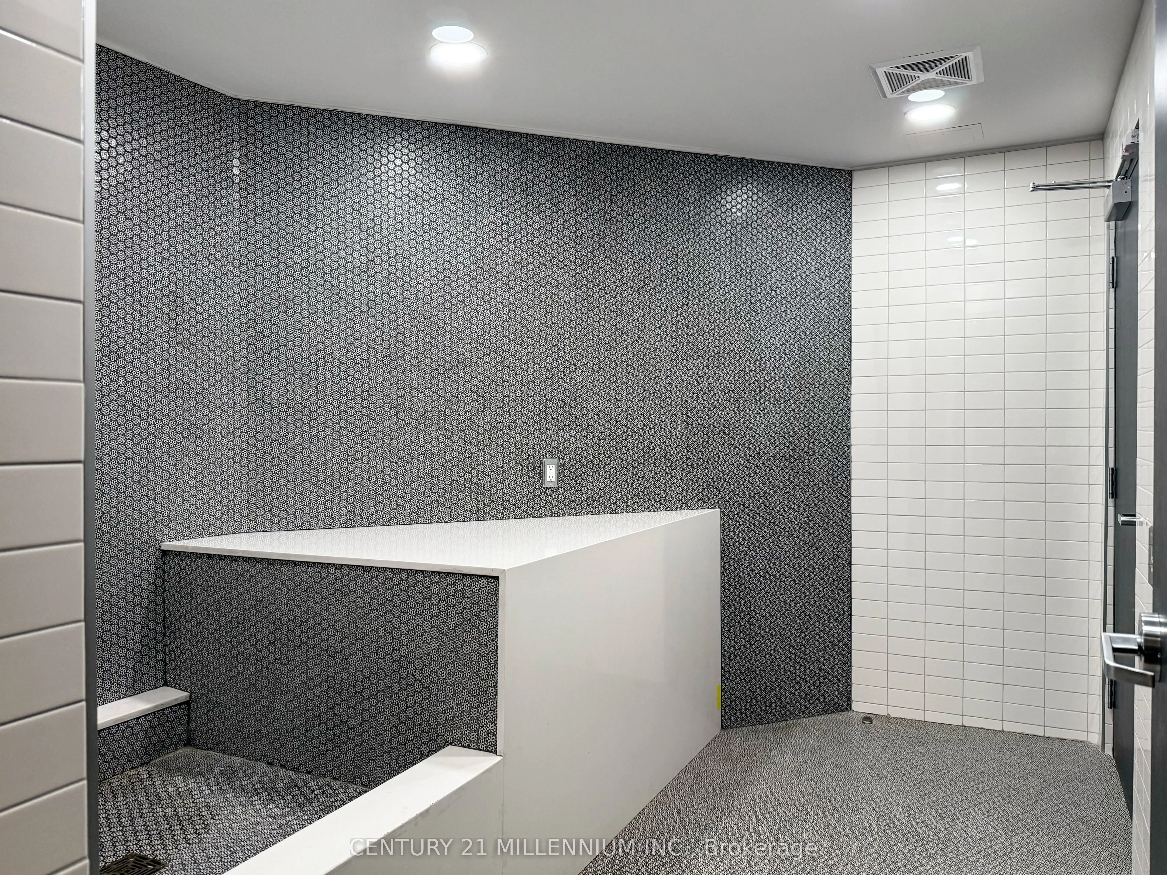 405 Dundas Street W, #715