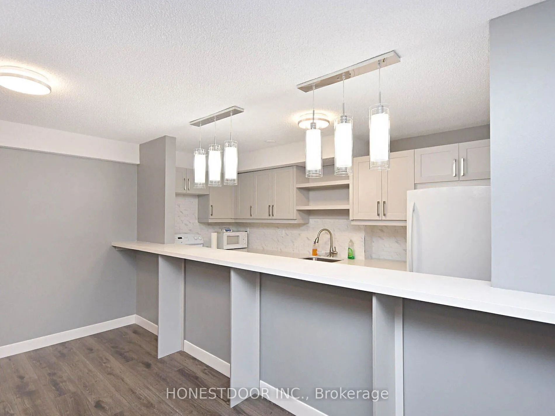 3590 Kaneff Crescent, #808