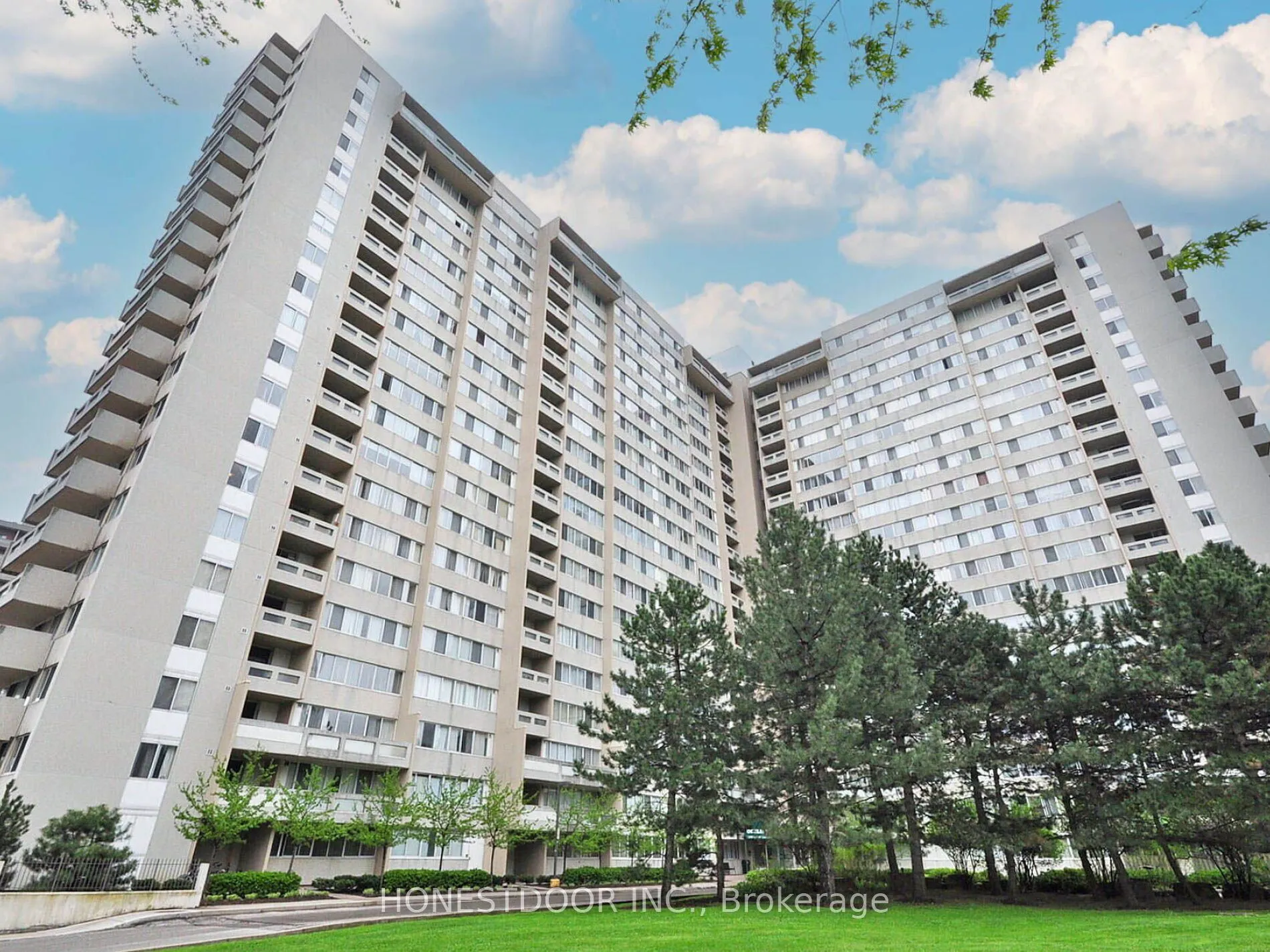 3590 Kaneff Crescent, #808
