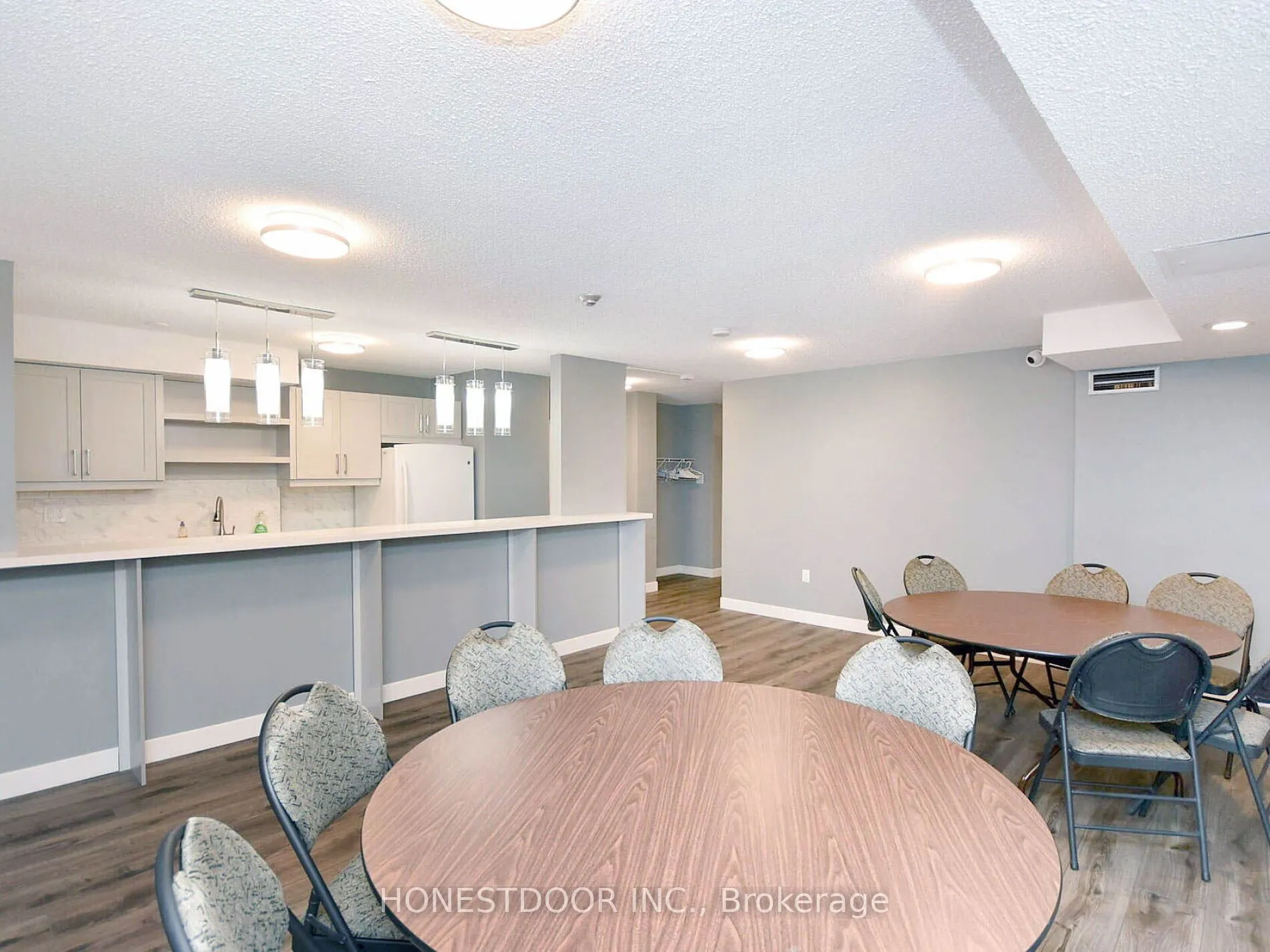3590 Kaneff Crescent, #808