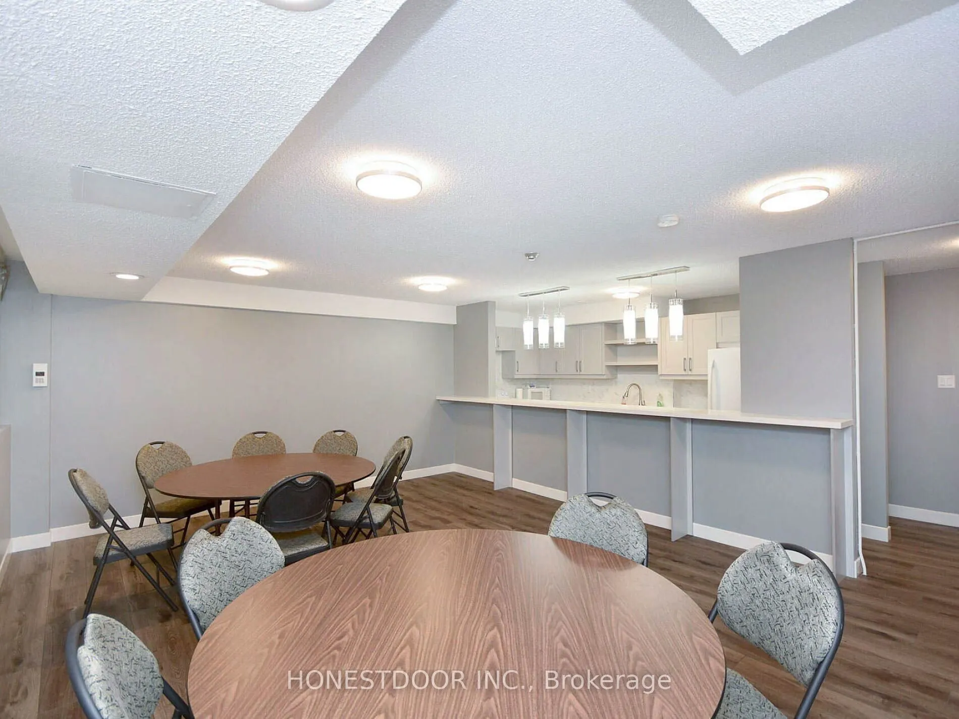 3590 Kaneff Crescent, #808