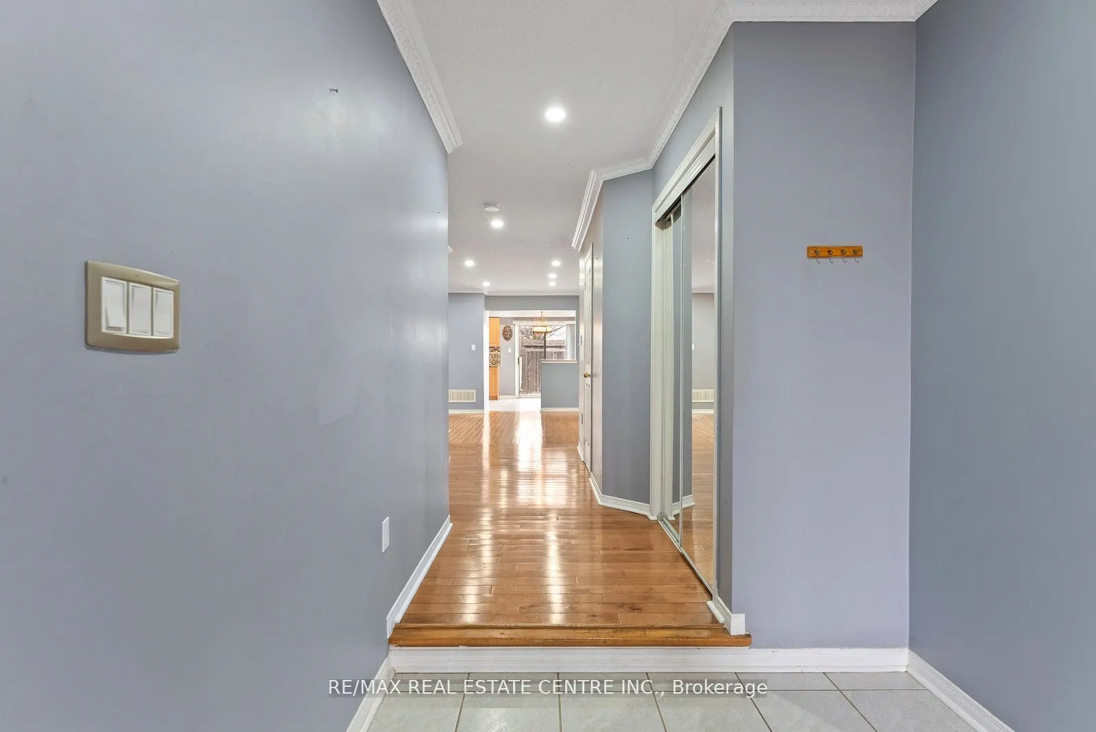 5382 Longhouse Crescent, #Upper