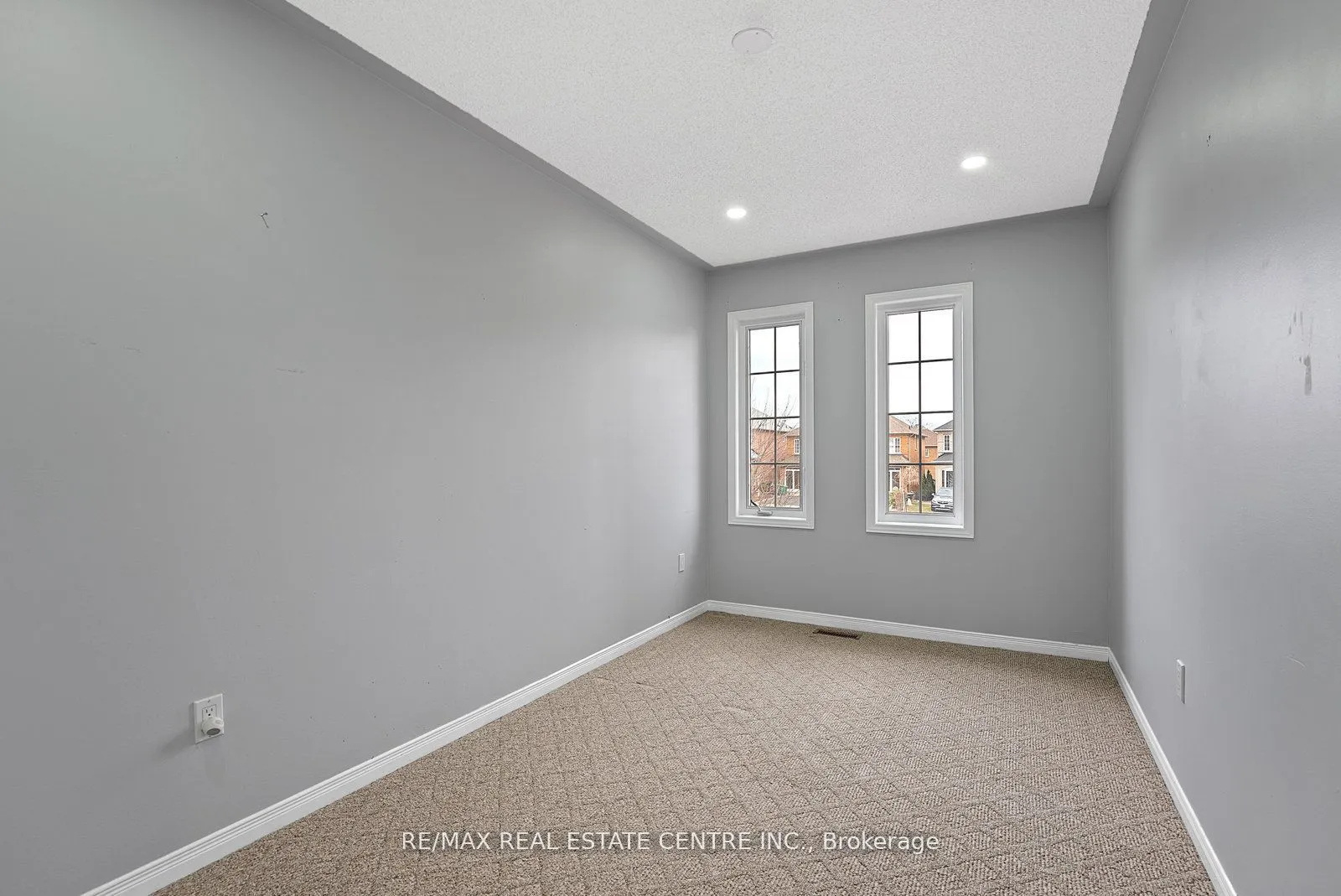 5382 Longhouse Crescent, #Upper
