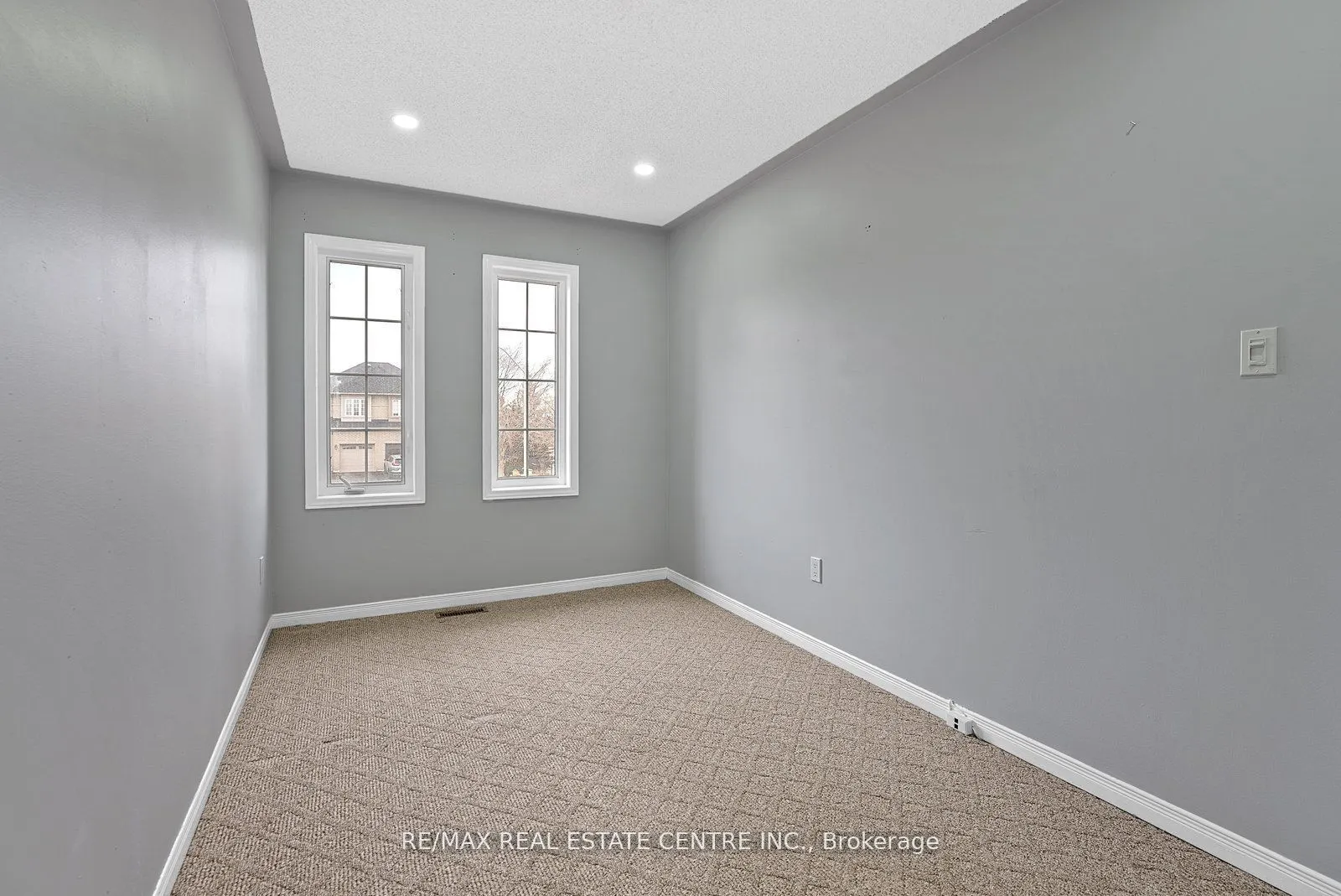 5382 Longhouse Crescent, #Upper