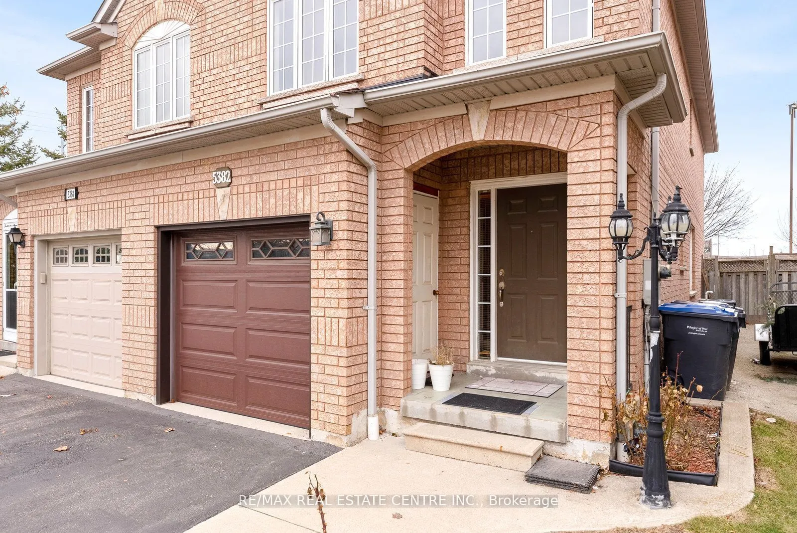 5382 Longhouse Crescent, #Upper
