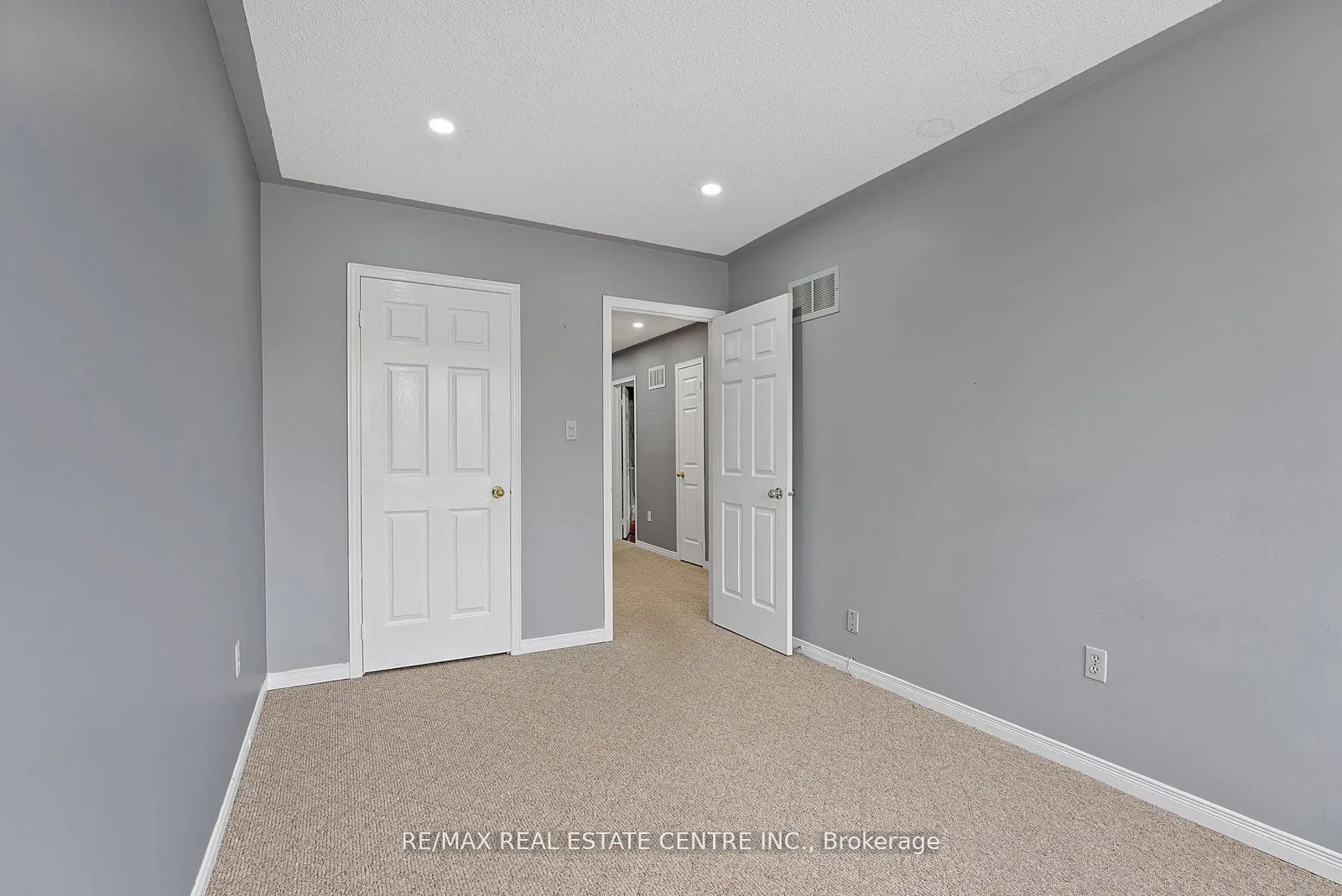 5382 Longhouse Crescent, #Upper