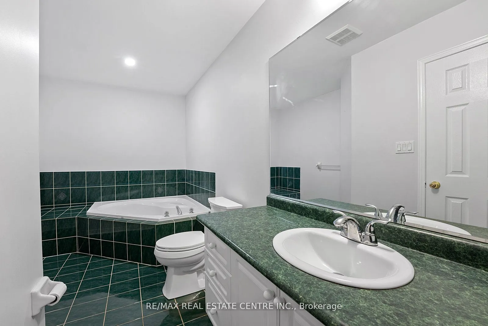 5382 Longhouse Crescent, #Upper