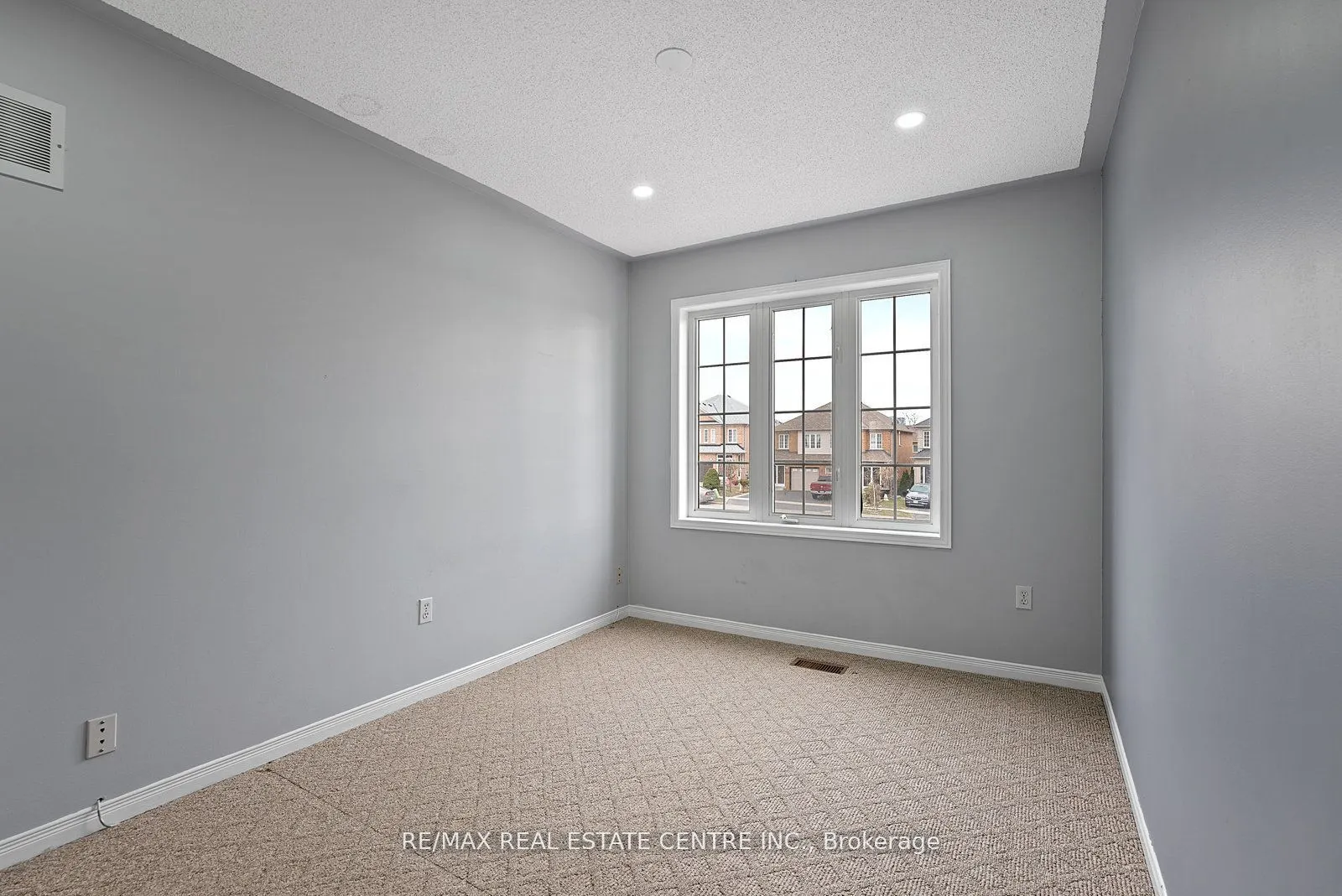 5382 Longhouse Crescent, #Upper