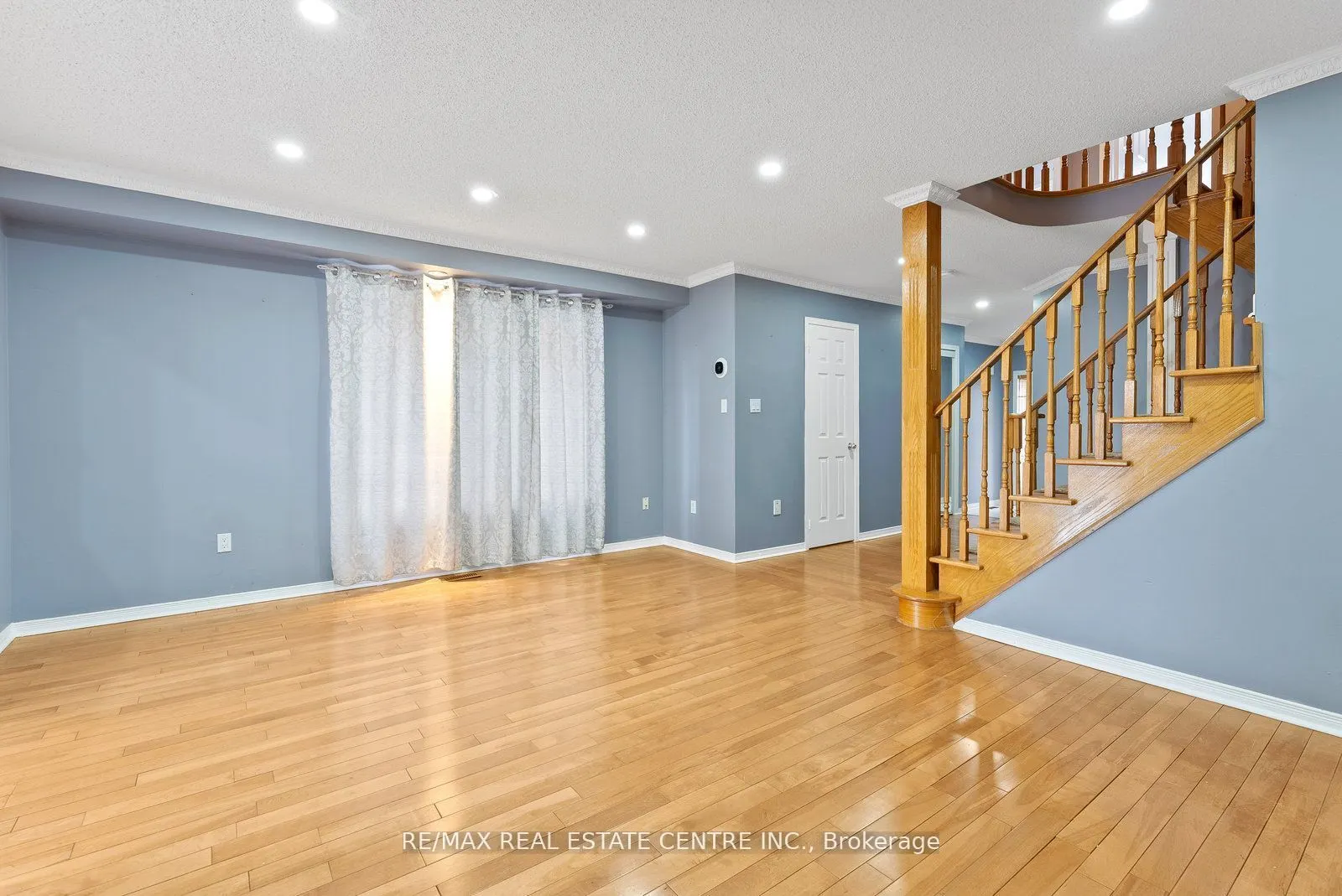 5382 Longhouse Crescent, #Upper