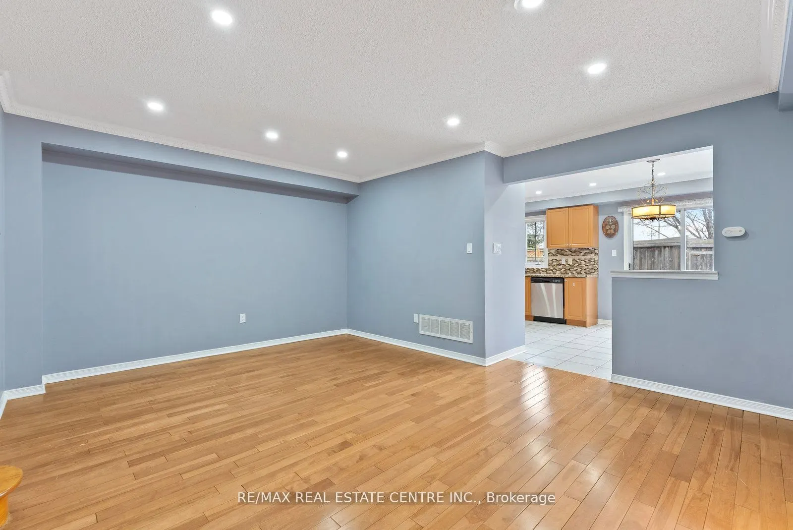 5382 Longhouse Crescent, #Upper