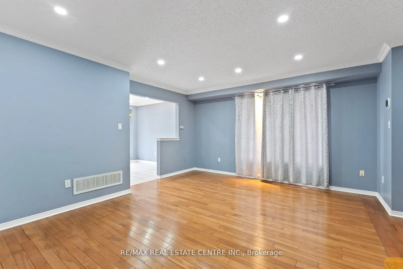 5382 Longhouse Crescent, #Upper