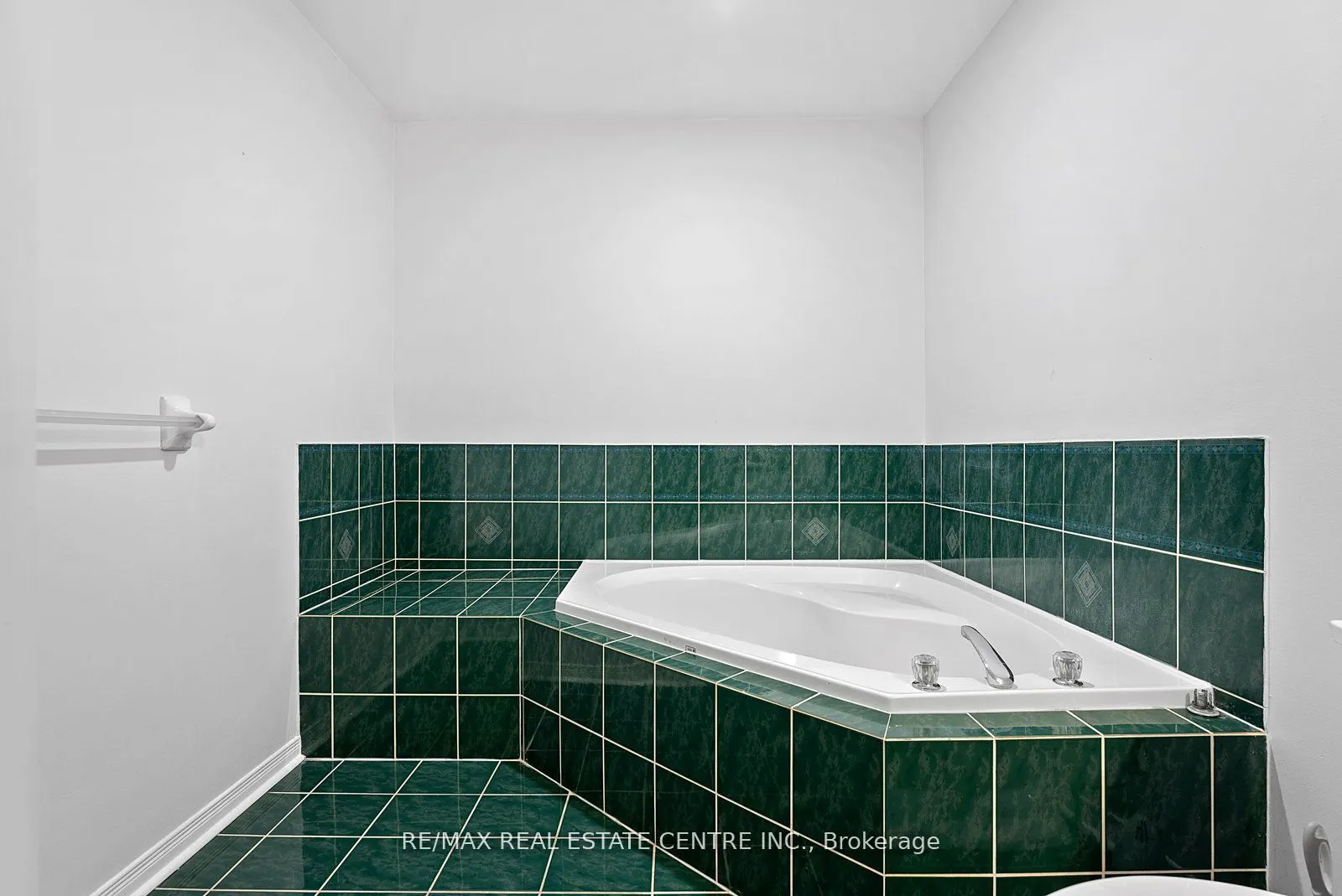 5382 Longhouse Crescent, #Upper