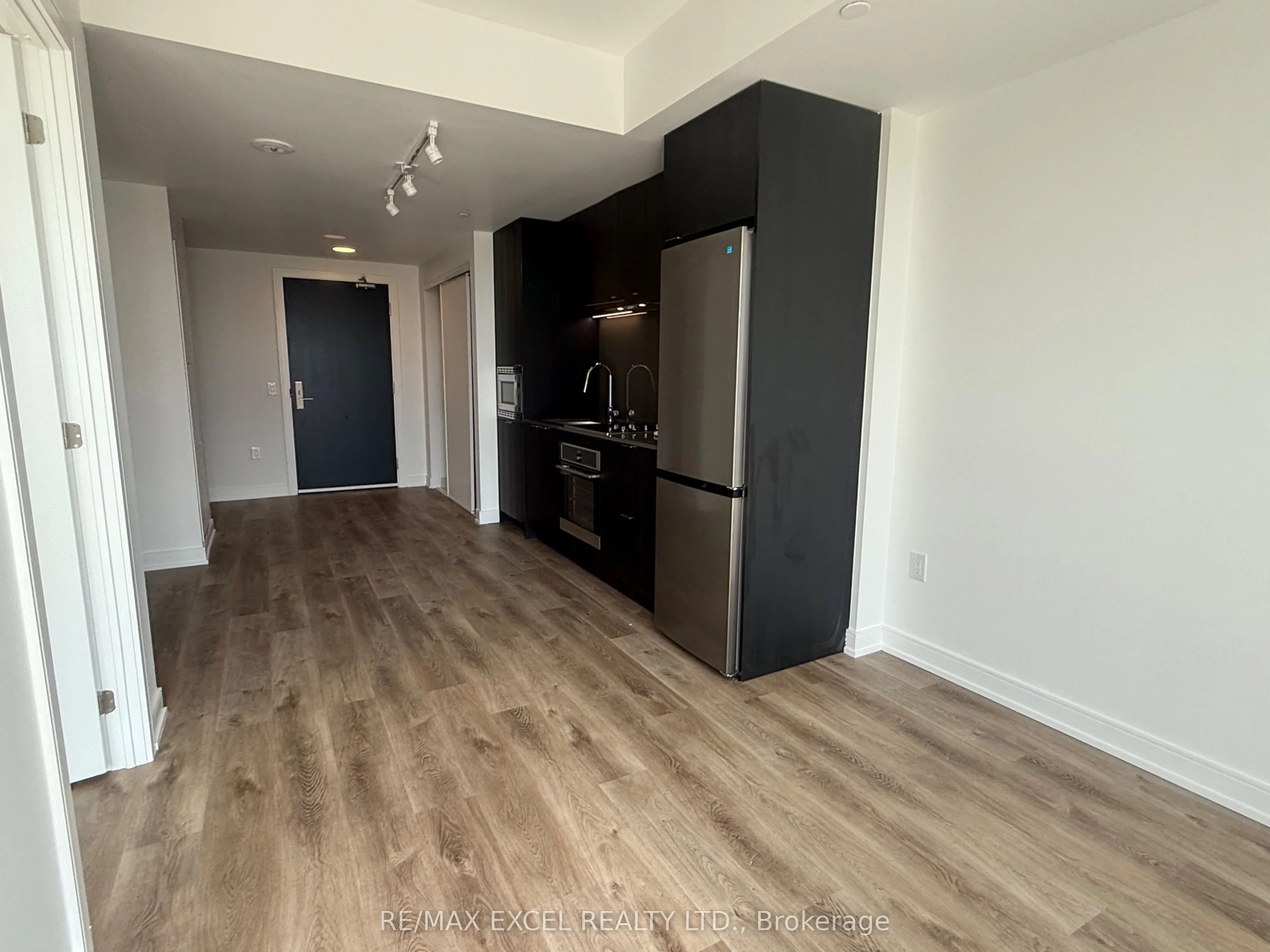 89 Dundas Street W, #07