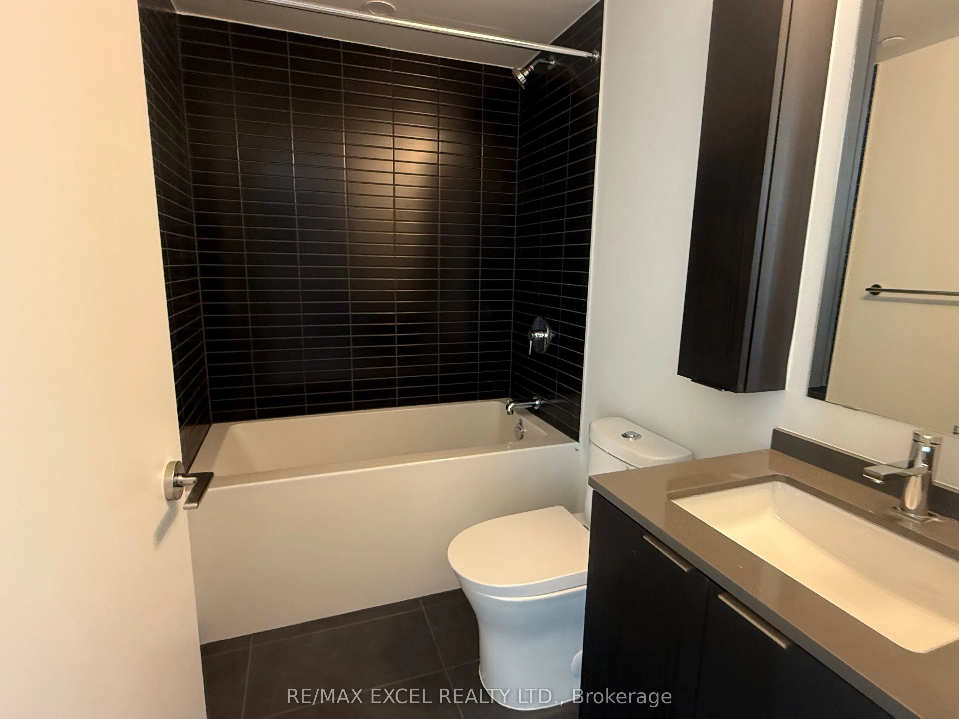 89 Dundas Street W, #07
