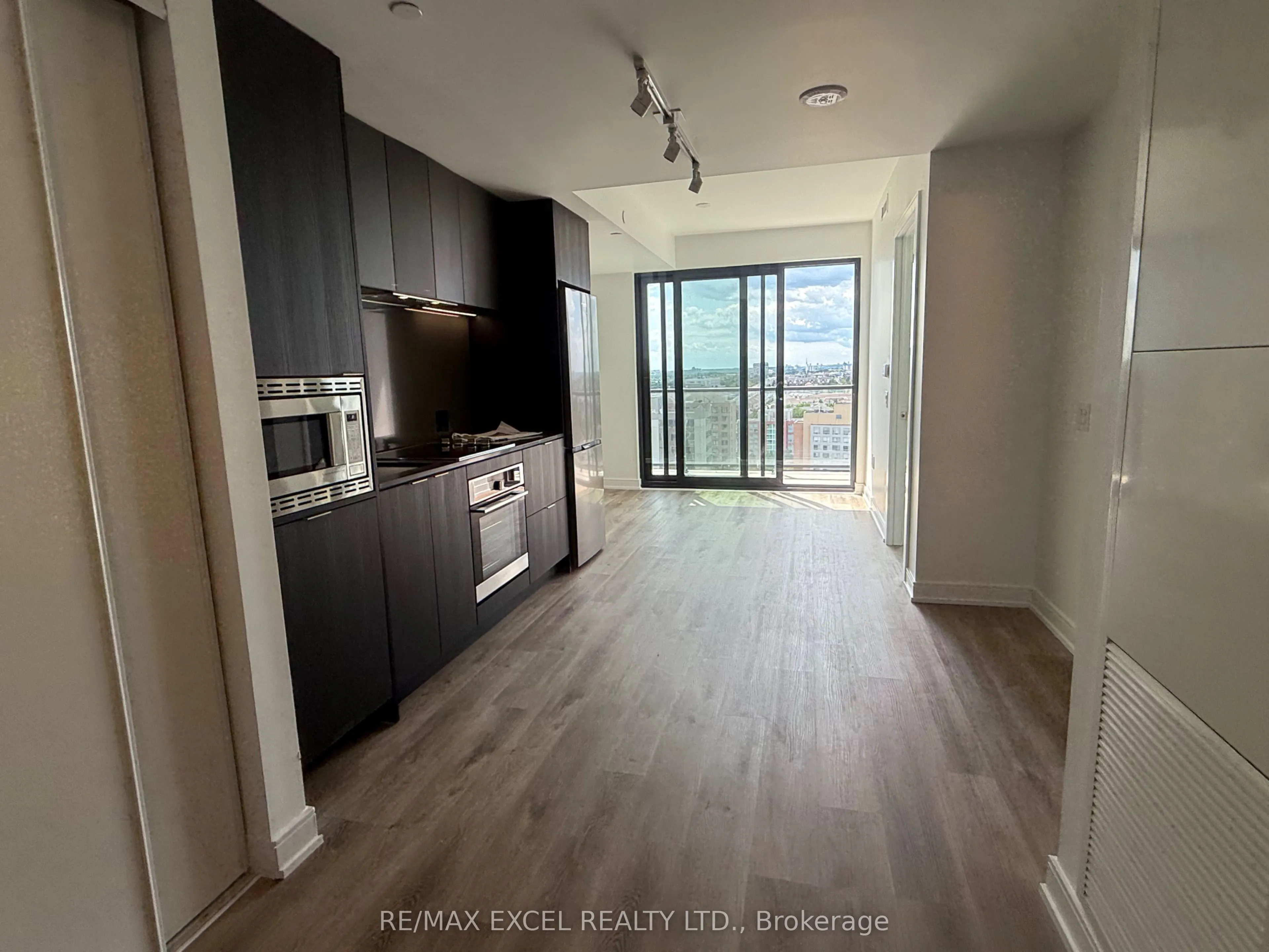 89 Dundas Street W, #07