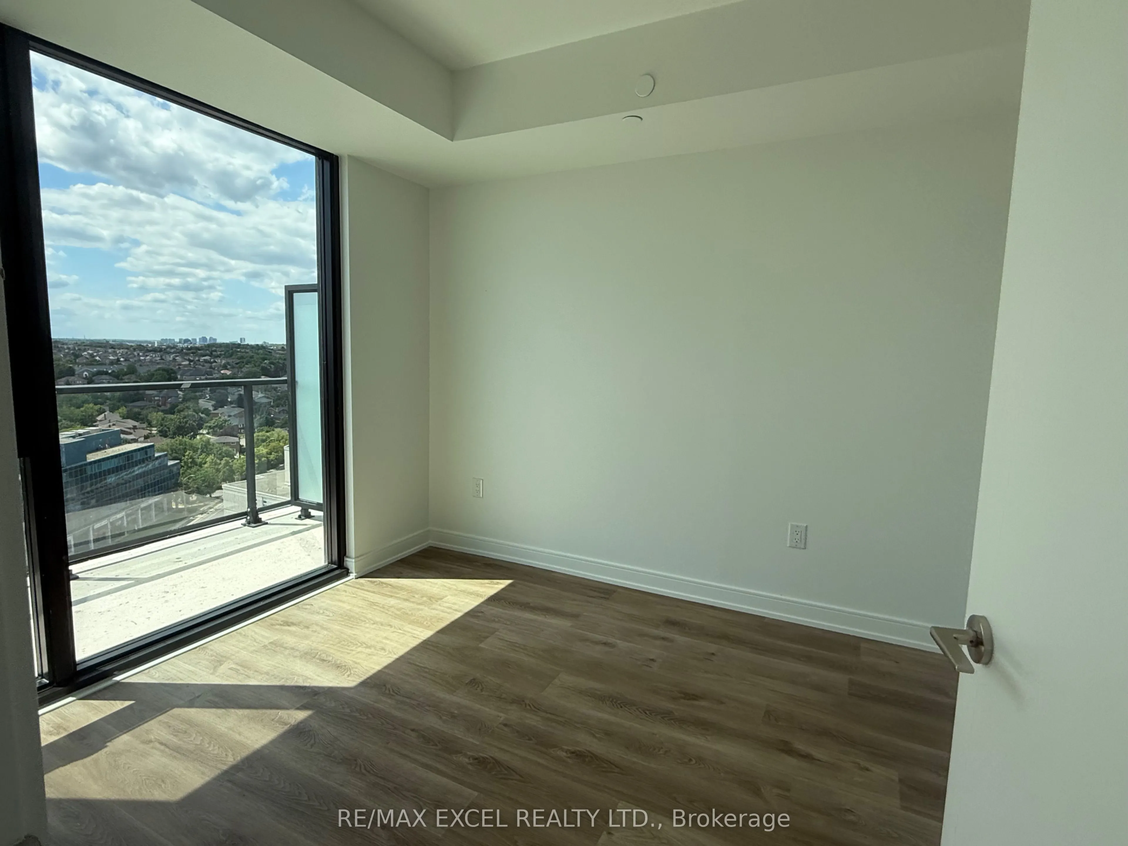 89 Dundas Street W, #07